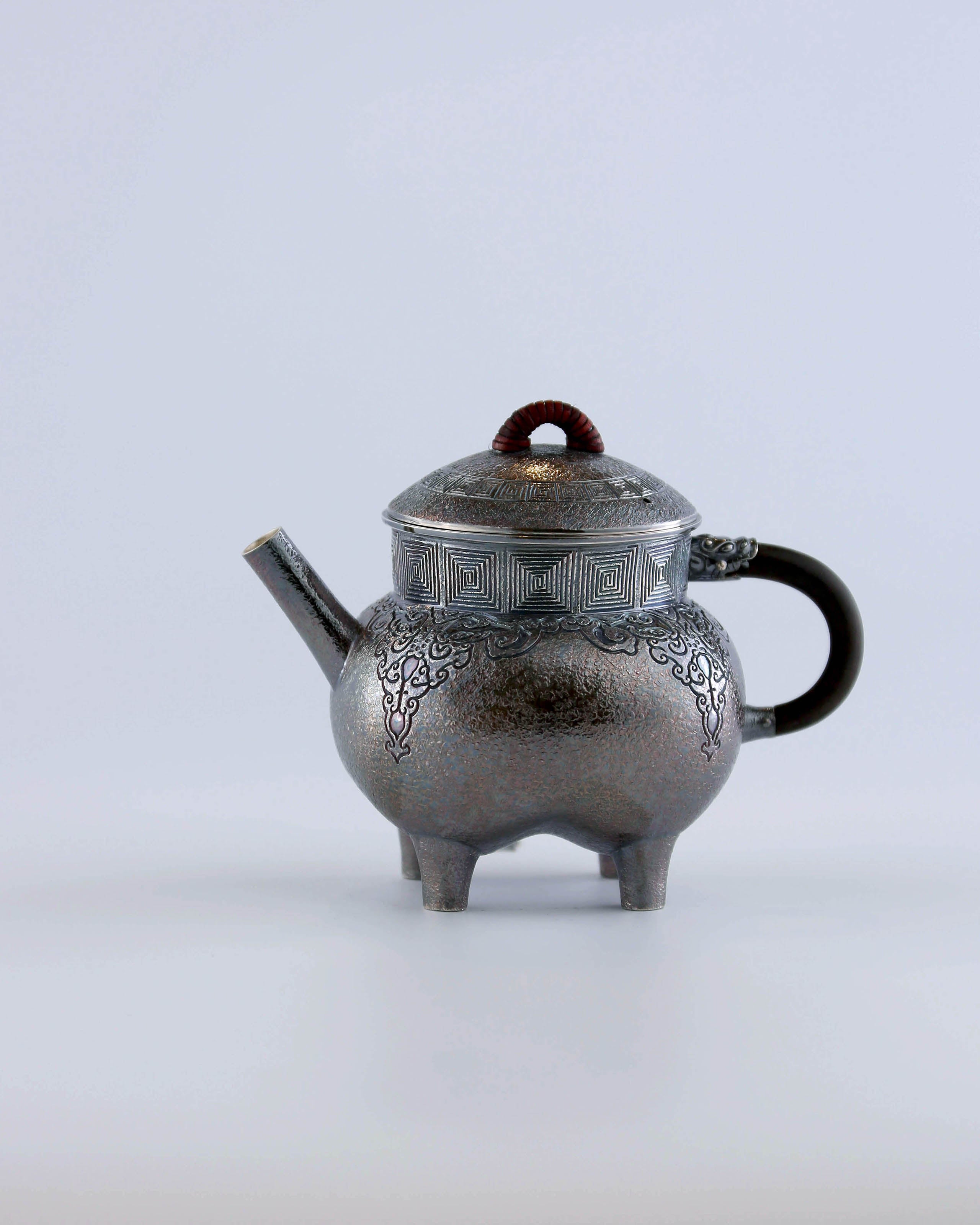 四足盉龙纹银壶