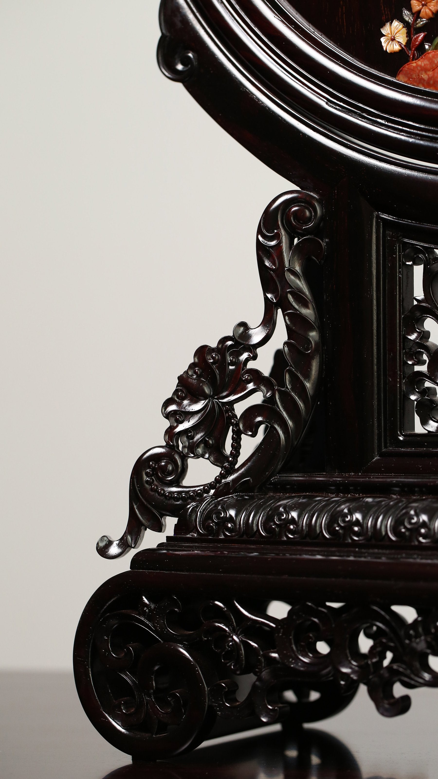 大葉紫檀百寶嵌松鶴延年圓形插屏