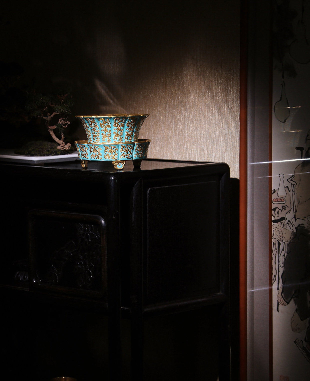 复刻乾隆松石绿地金彩缠枝苜蓿纹花口盆带托