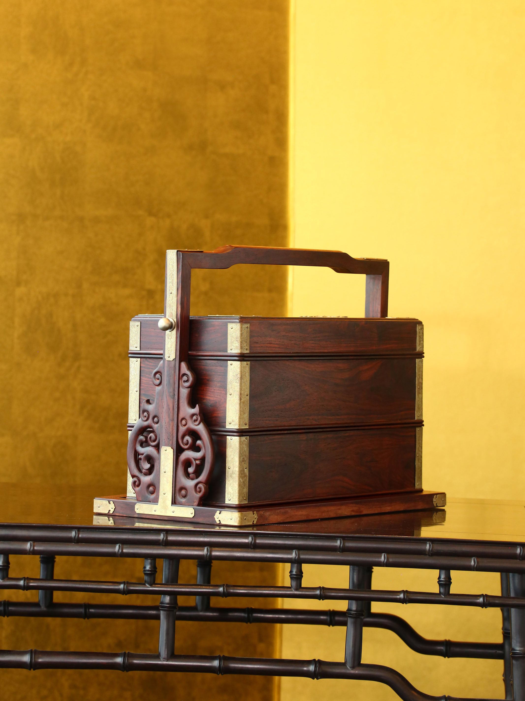 大红酸枝螭龙柱双层提盒