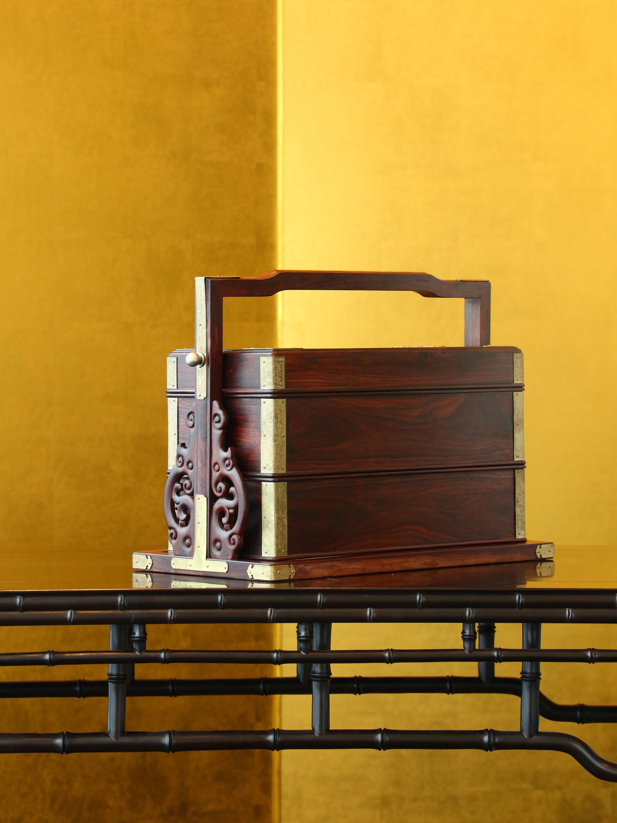 大红酸枝螭龙柱双层提盒