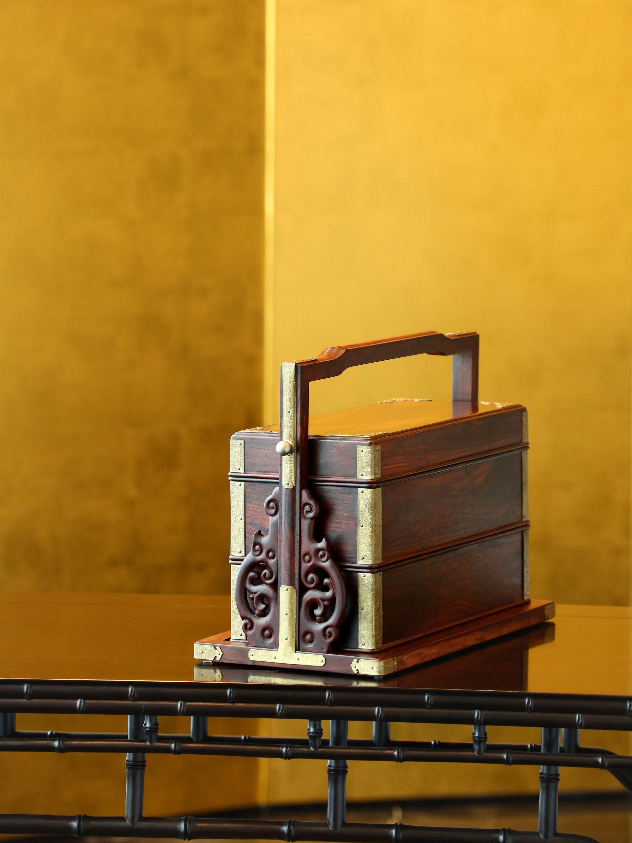 大红酸枝螭龙柱双层提盒