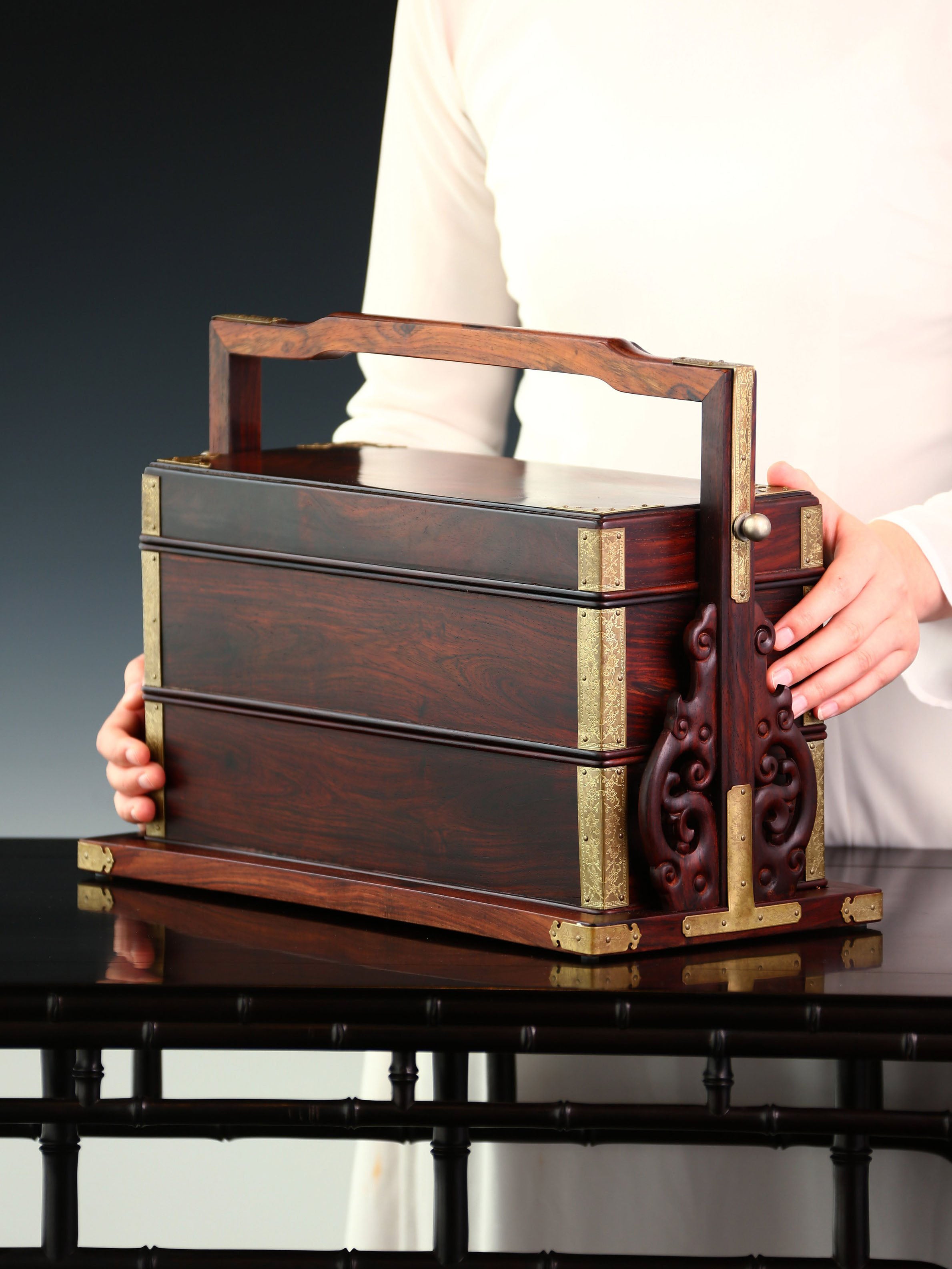 大红酸枝螭龙柱双层提盒