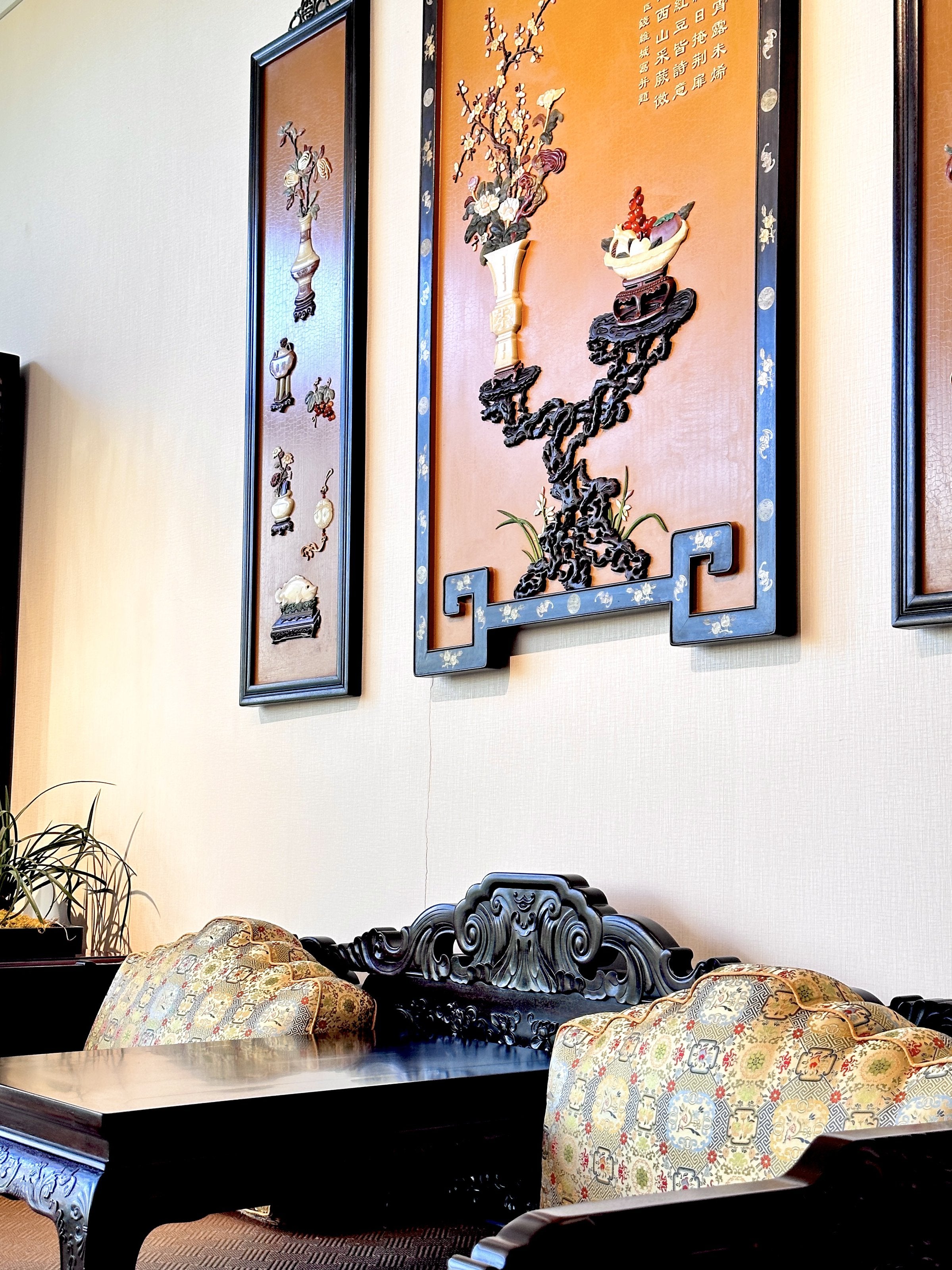 A hanging screen inlaid with precious stones, symbolizing peace and prosperity.