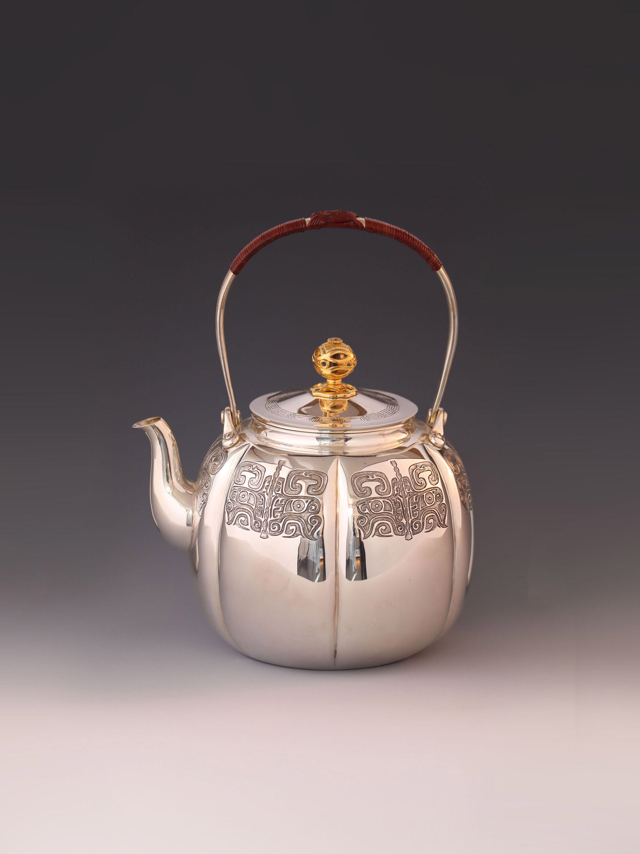 饕餮紋金摘獸口布袋壺(純金鈕)