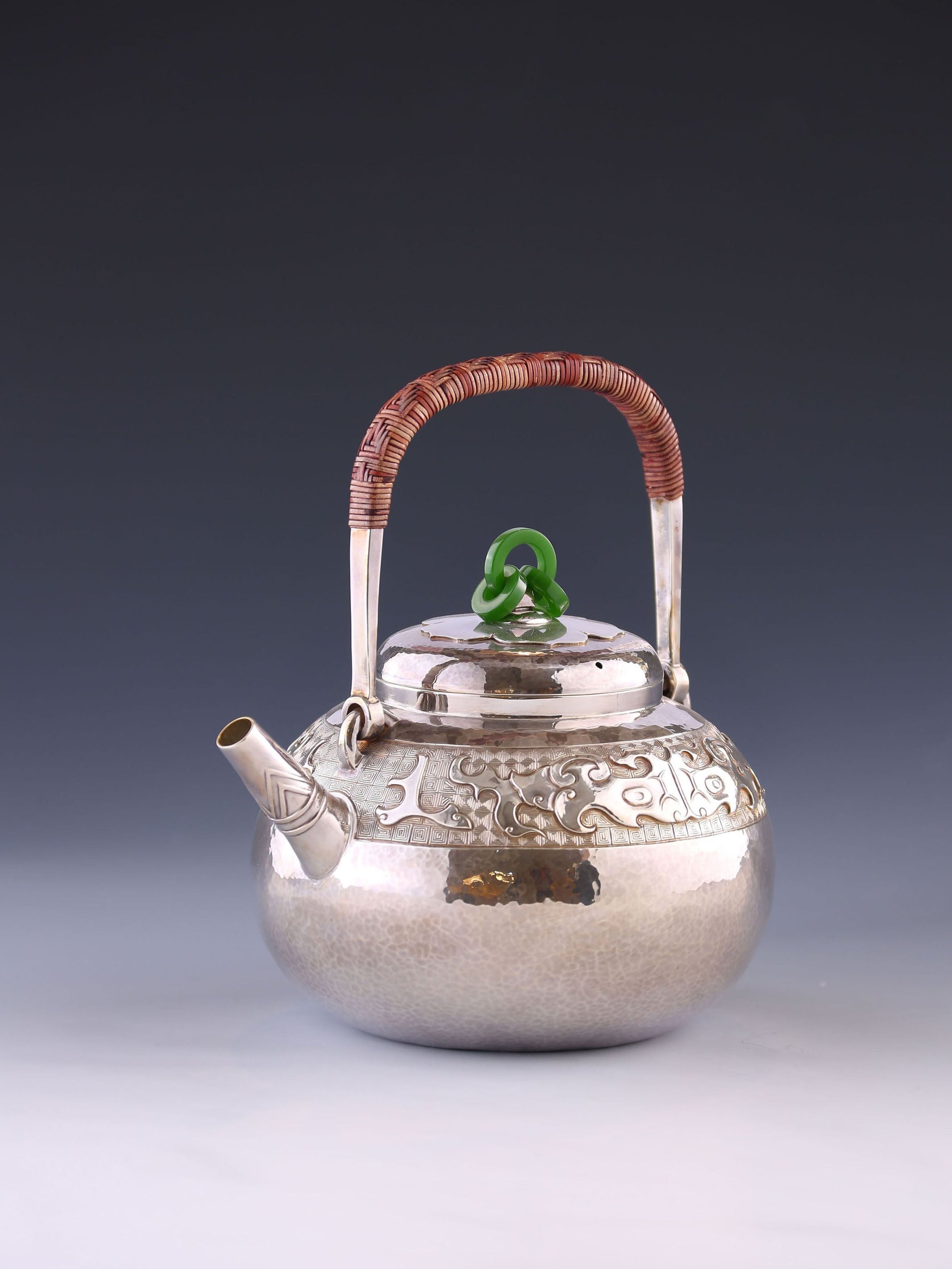 饕餮紋卣式銀壺