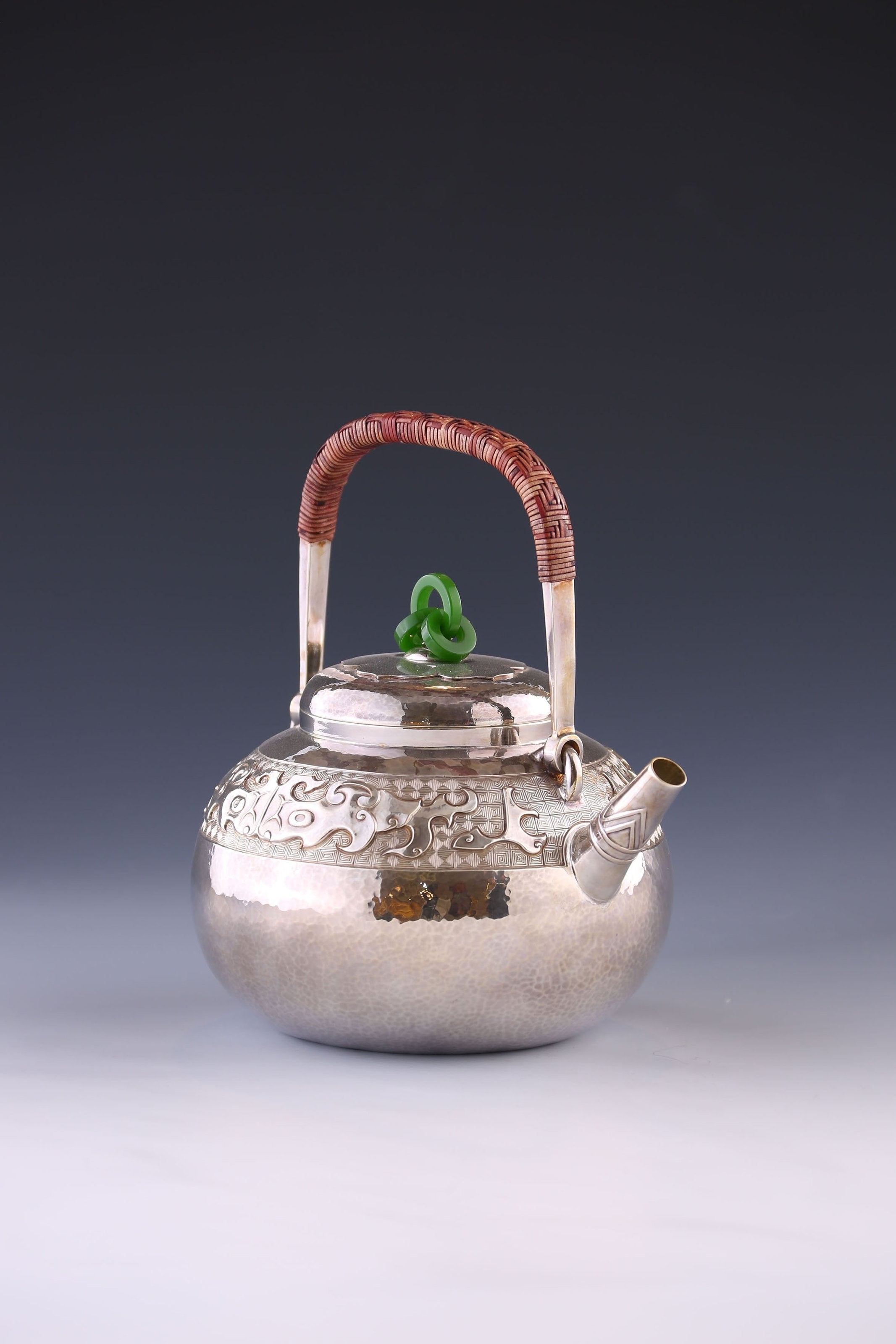 饕餮紋卣式銀壺