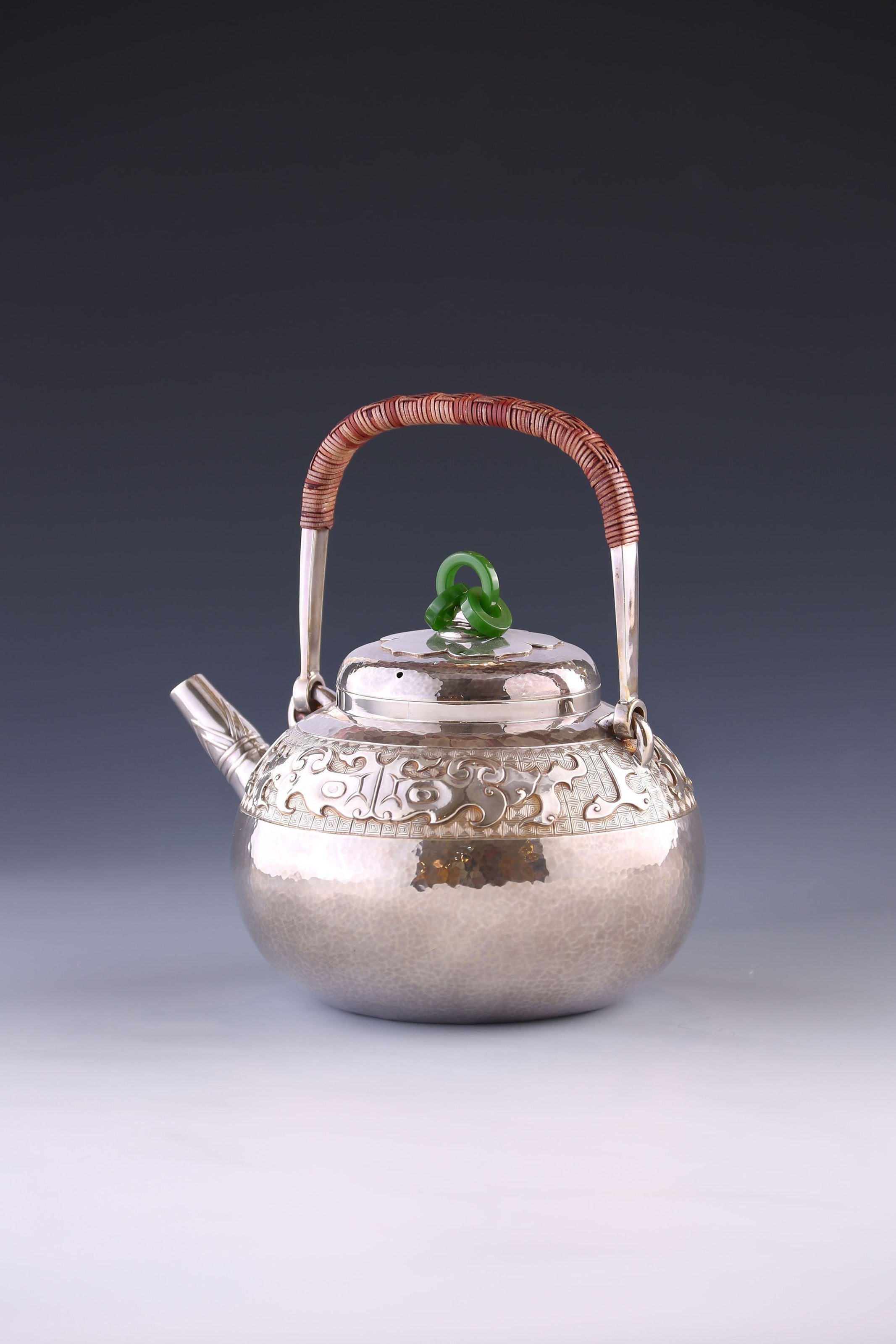 饕餮紋卣式銀壺