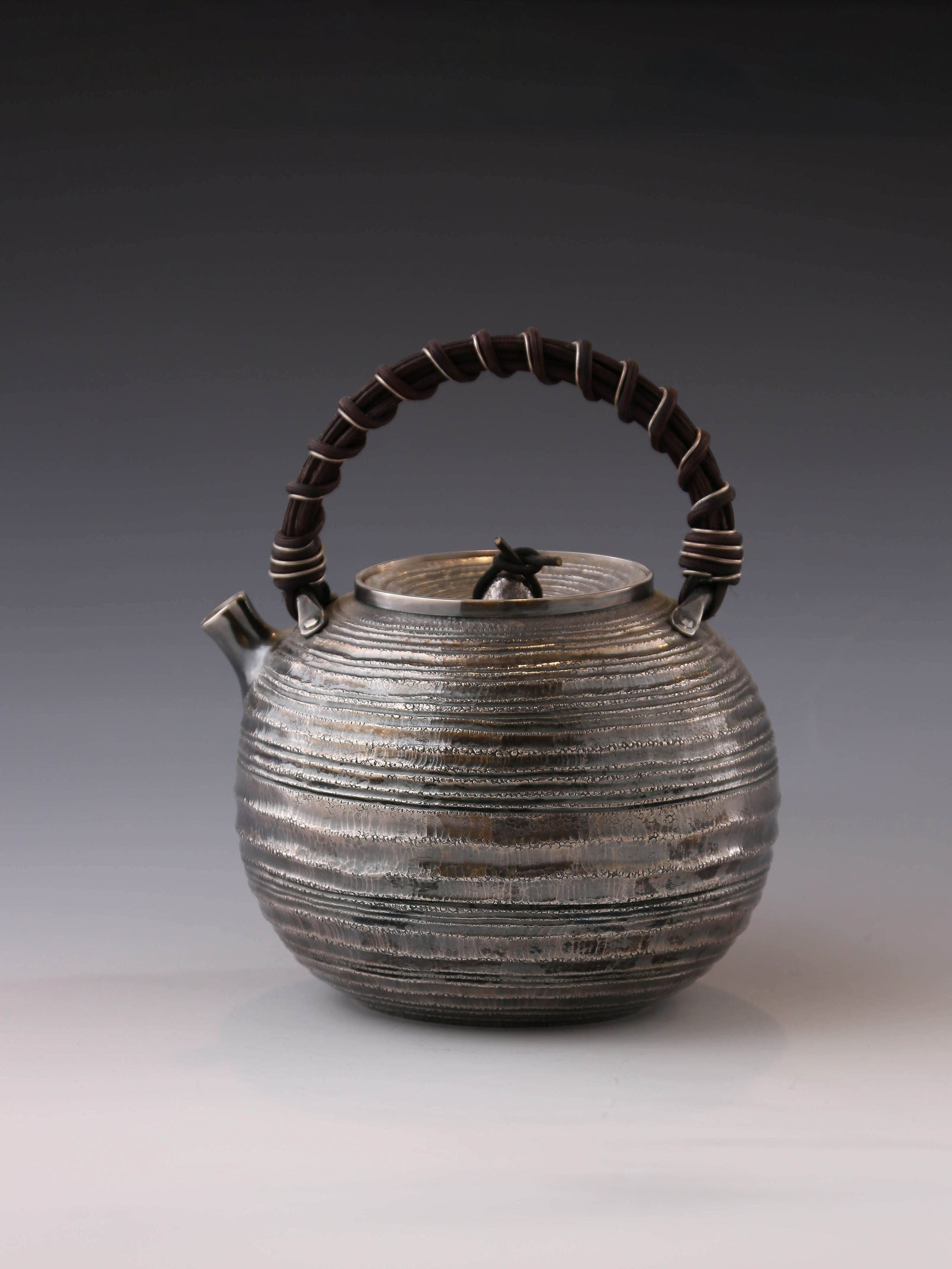 藤把迴旋紋紫皮銀壺