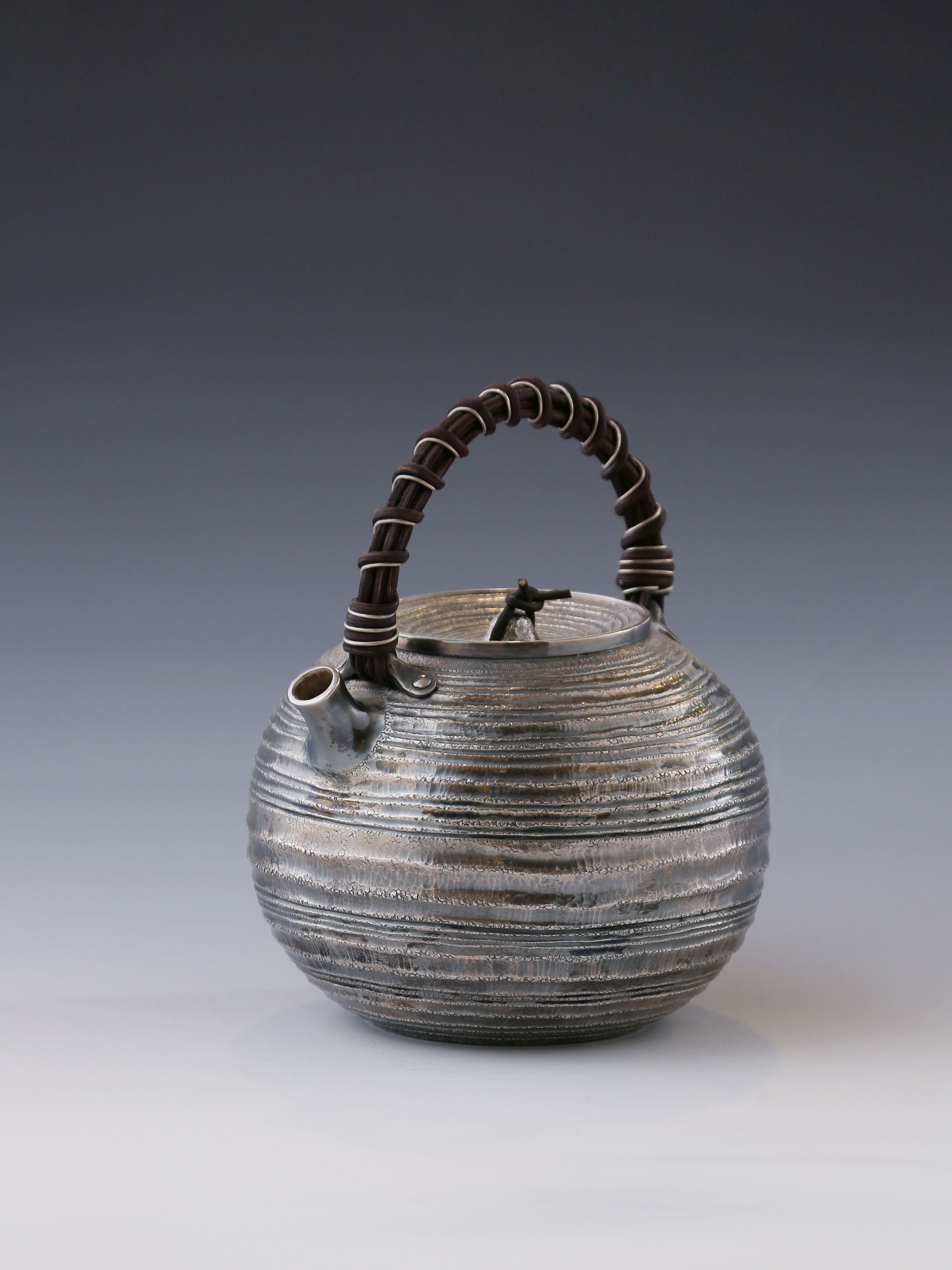 藤把迴旋紋紫皮銀壺