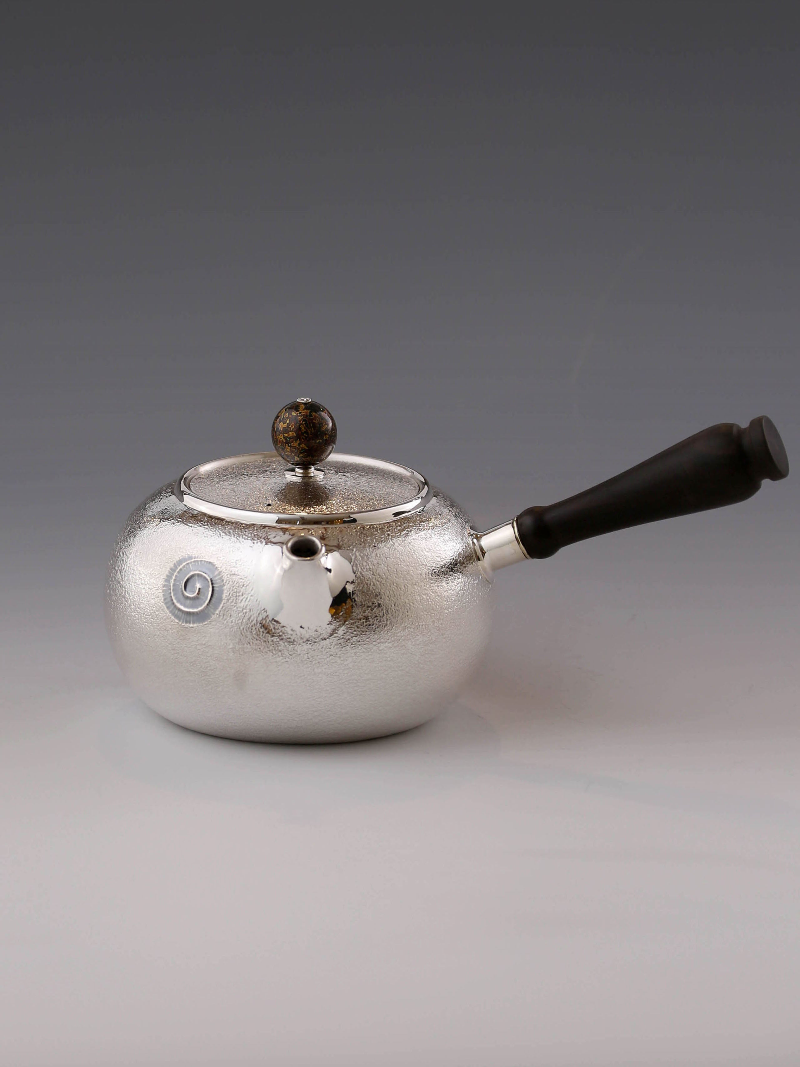 聽聽雪側把銀壺