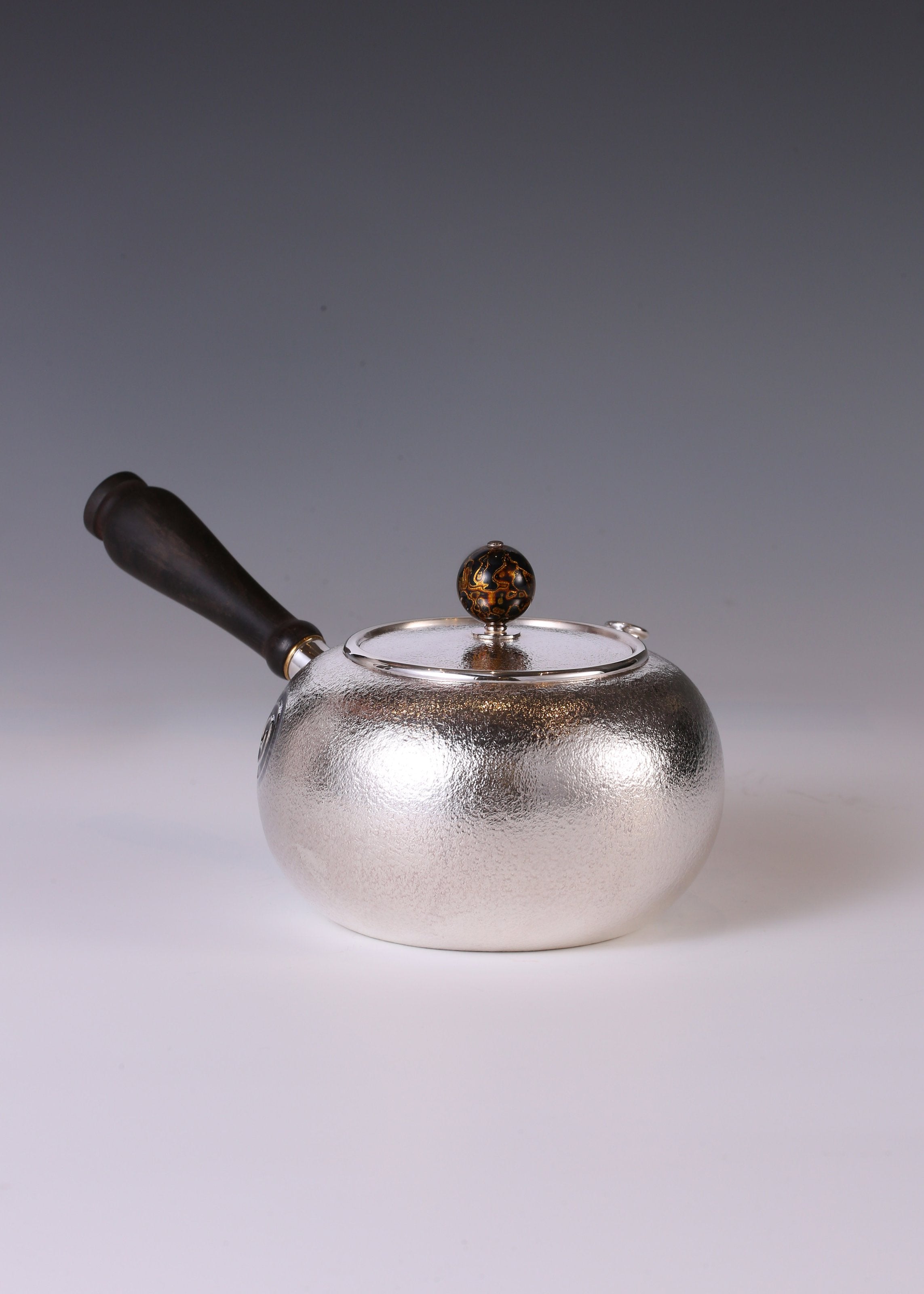 聽聽雪側把銀壺