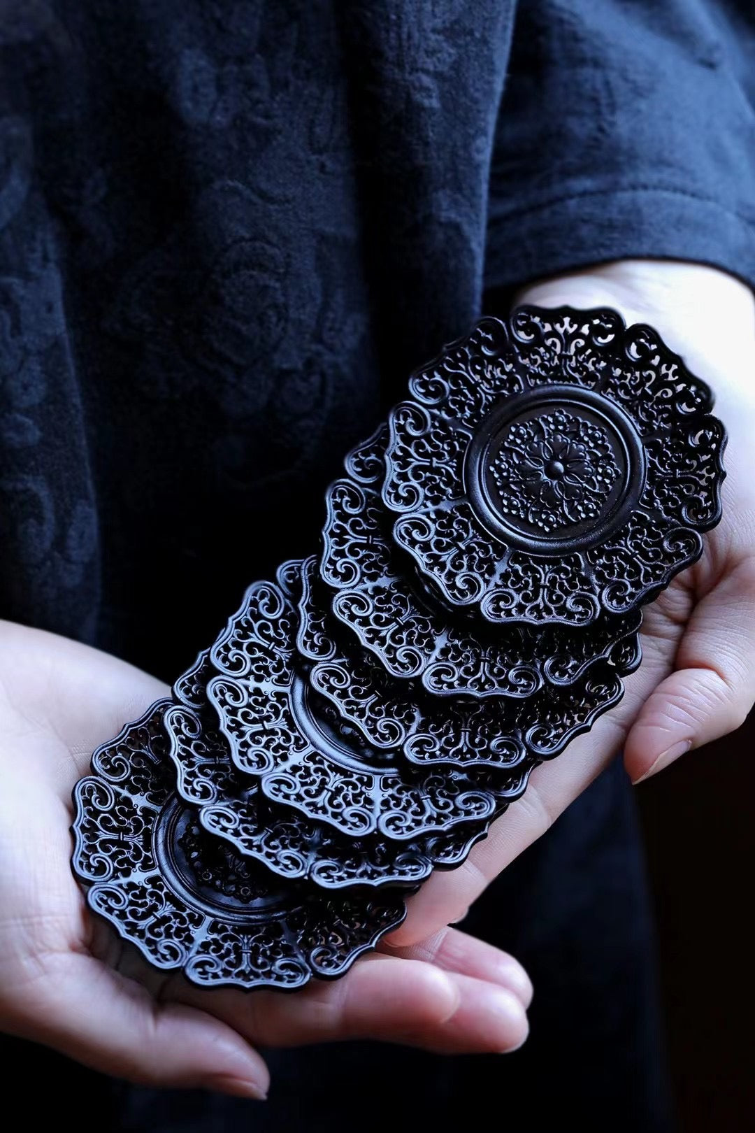 透雕缠枝莲纹杯垫(一套六个)