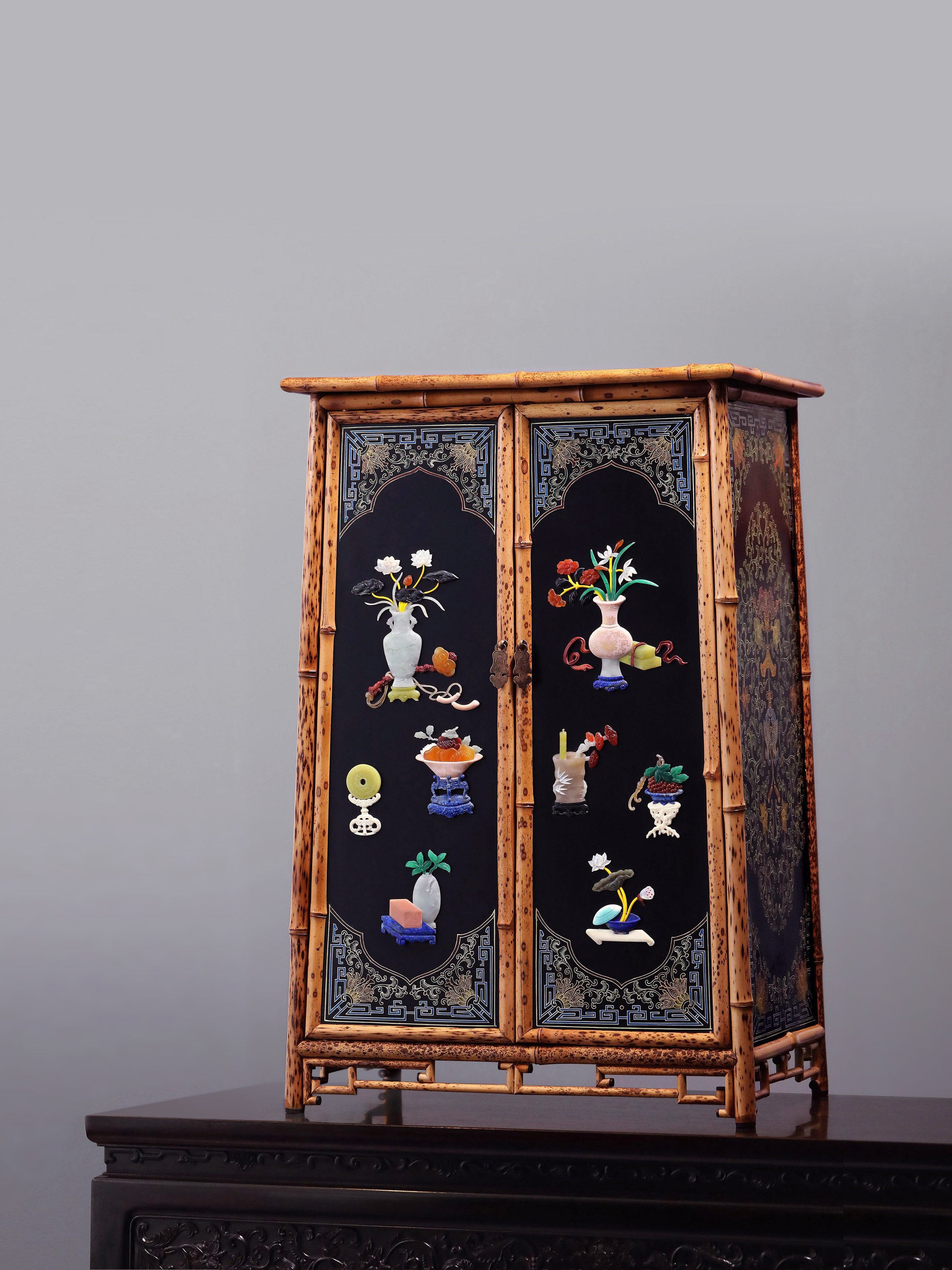 湘妃竹百宝嵌描金博古图圆角案上茶边柜