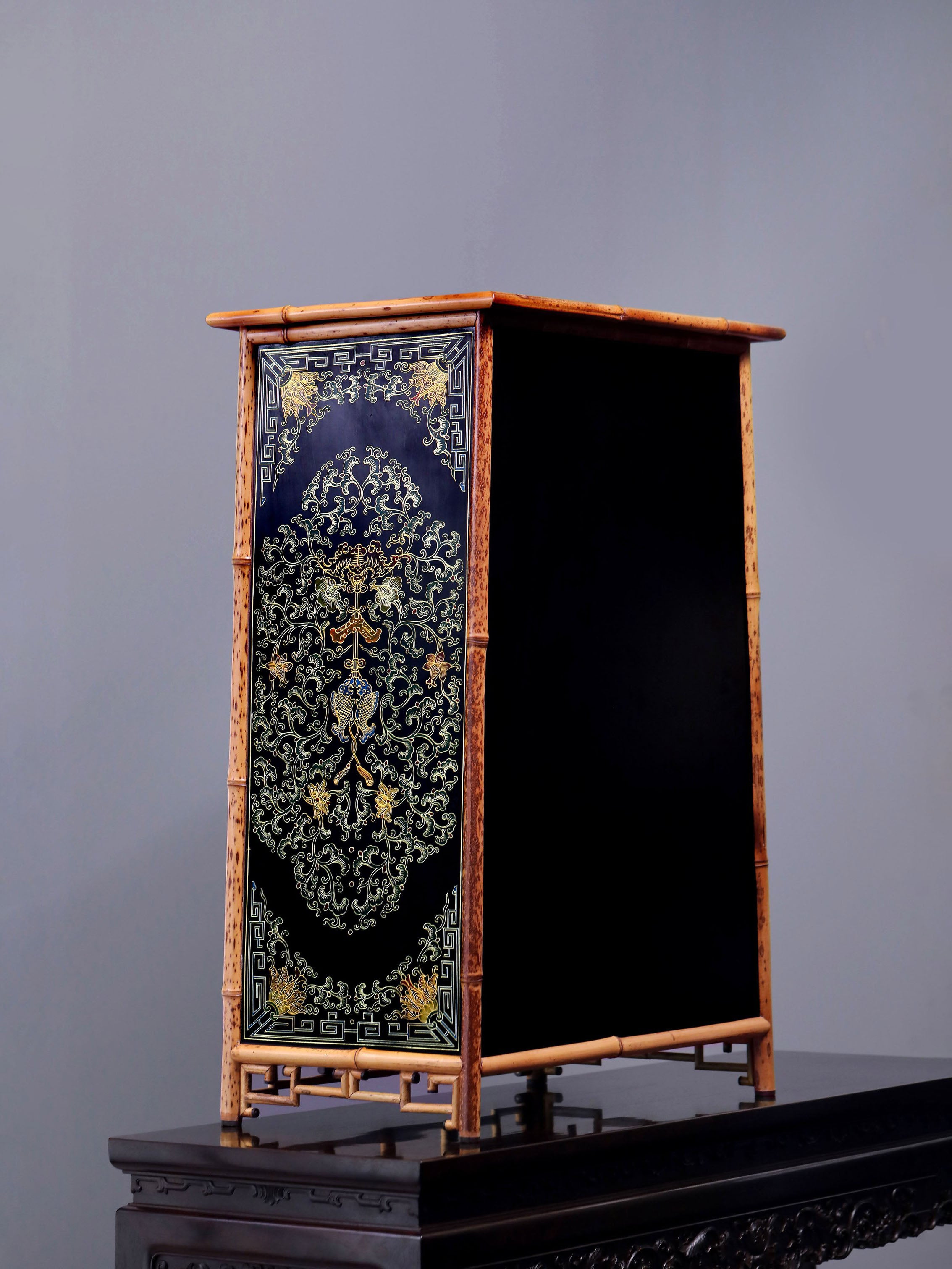 湘妃竹百宝嵌描金博古图圆角案上茶边柜