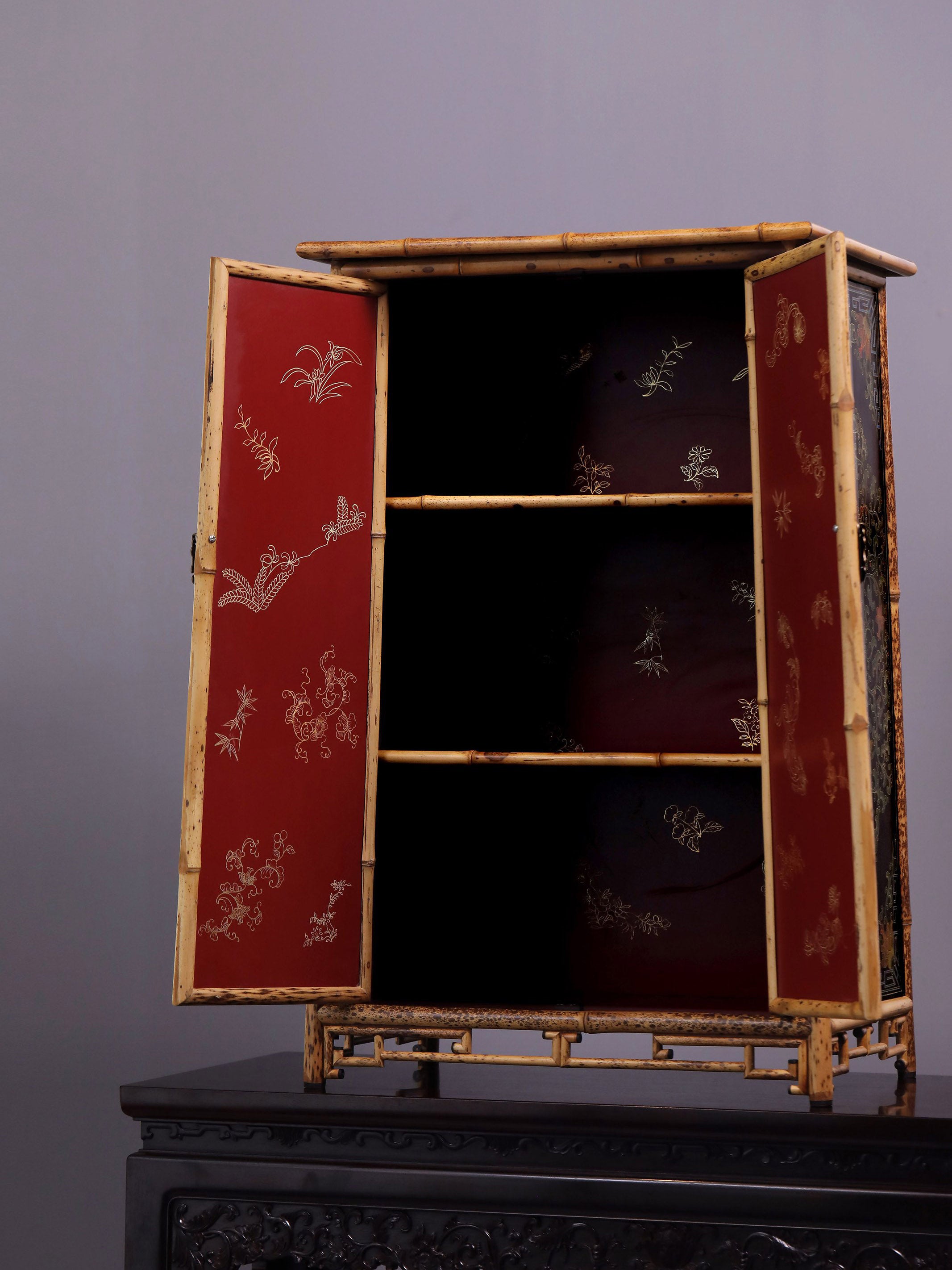 湘妃竹百宝嵌描金博古图圆角案上茶边柜