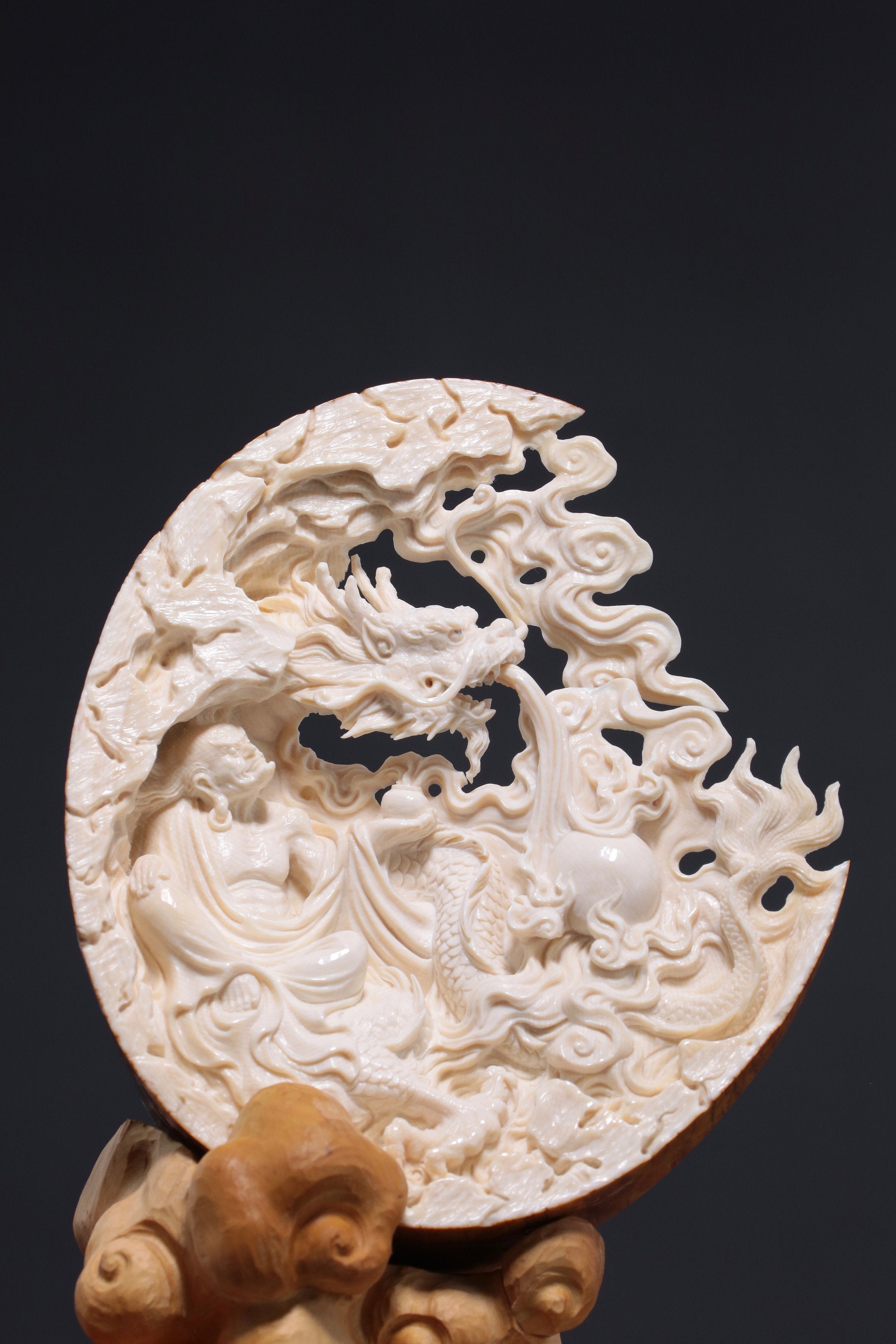 Arhat who subdues dragons and tigers