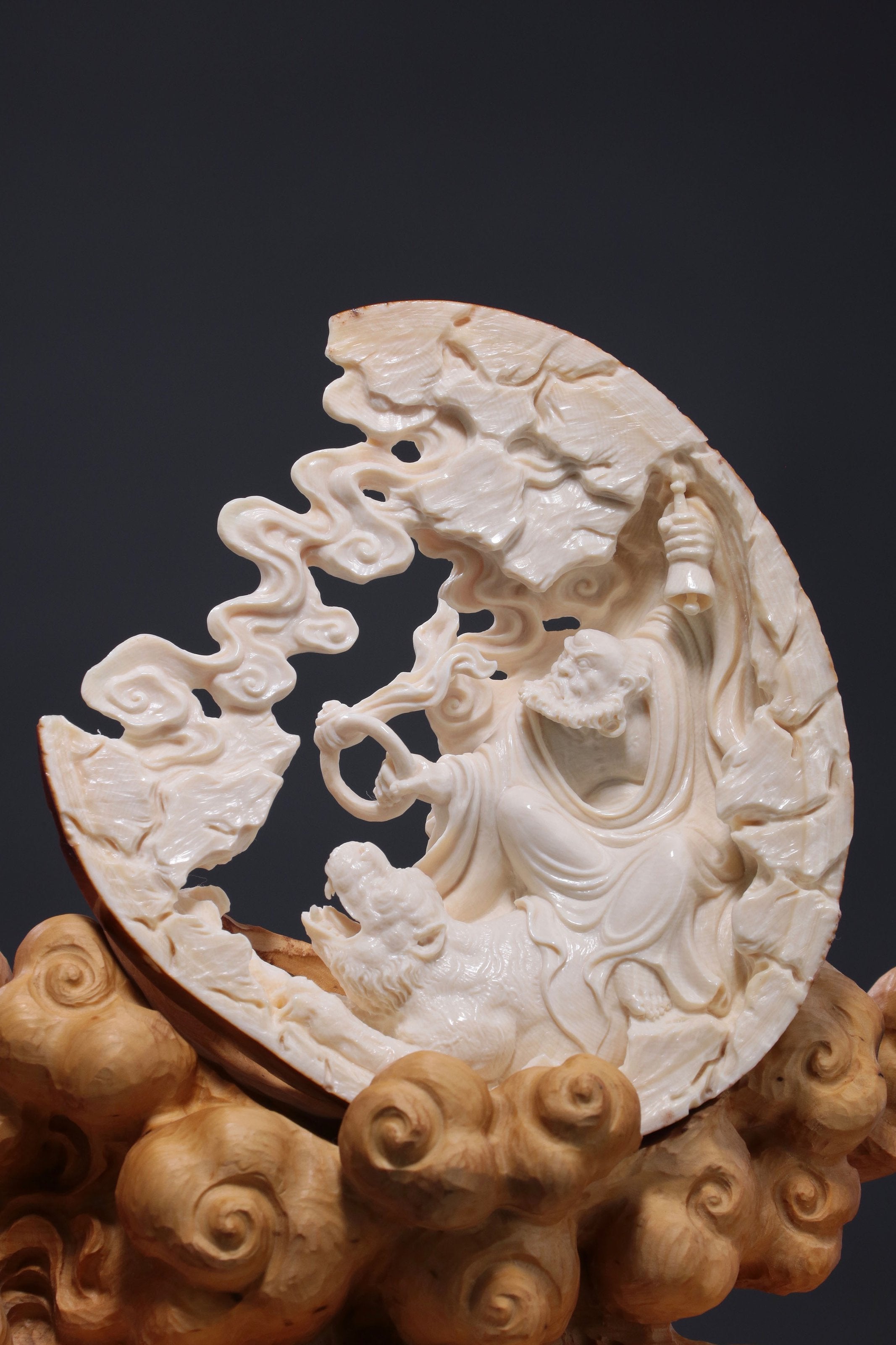 Arhat who subdues dragons and tigers