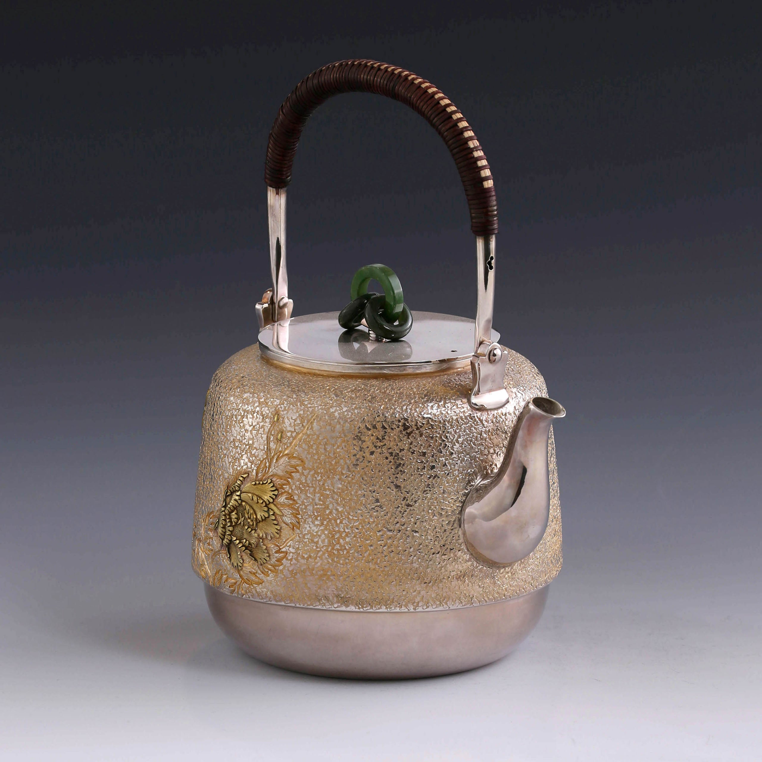 鑲嵌牡丹鐘形銀壺