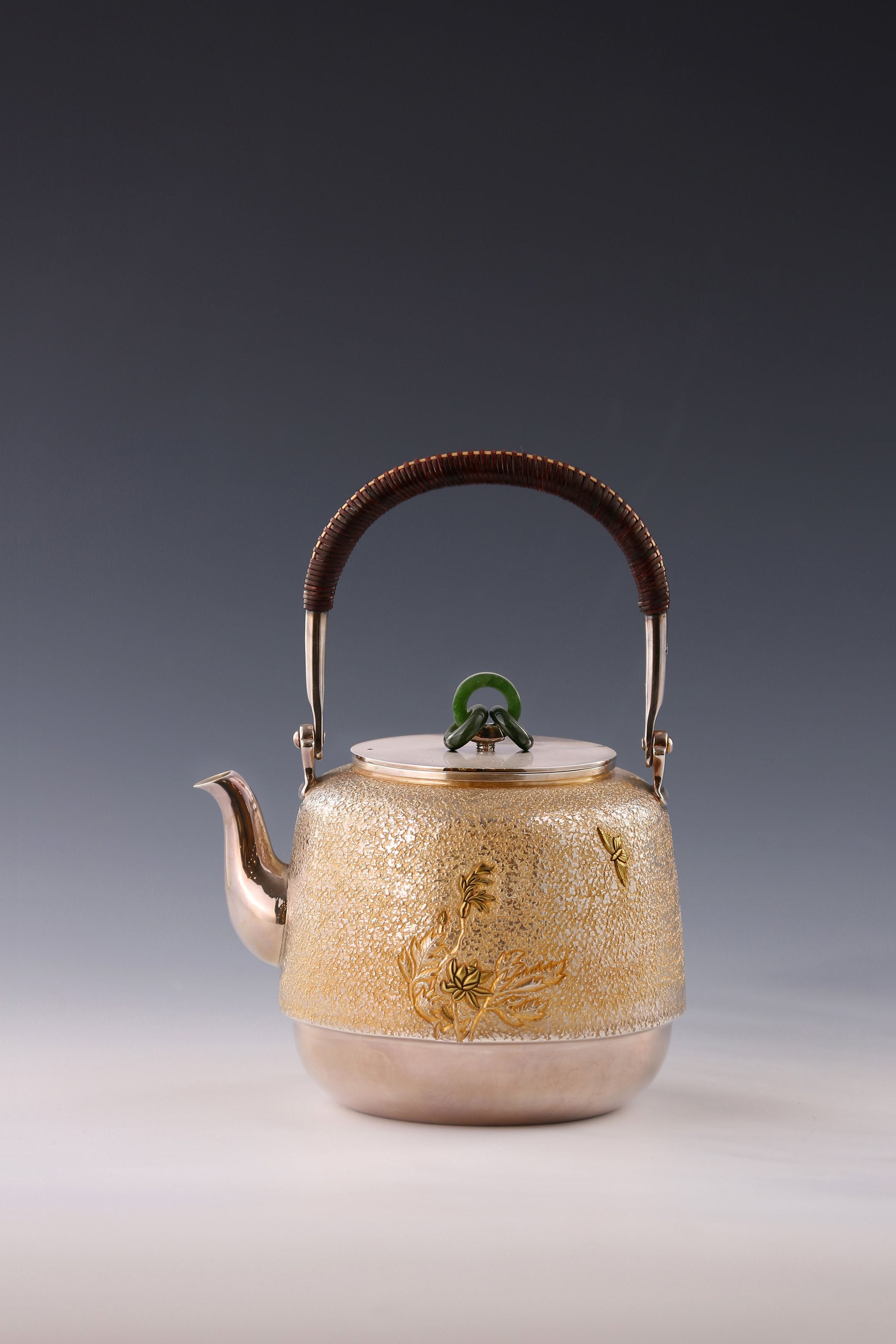 鑲嵌牡丹鐘形銀壺