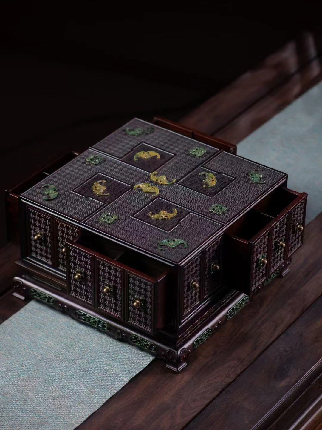 Grand Elegant Hall Treasure Box with Swastika Pattern, Blessed with Abundant Blessings, Made of Rosewood and Inlaid with Jade, Qianlong Period