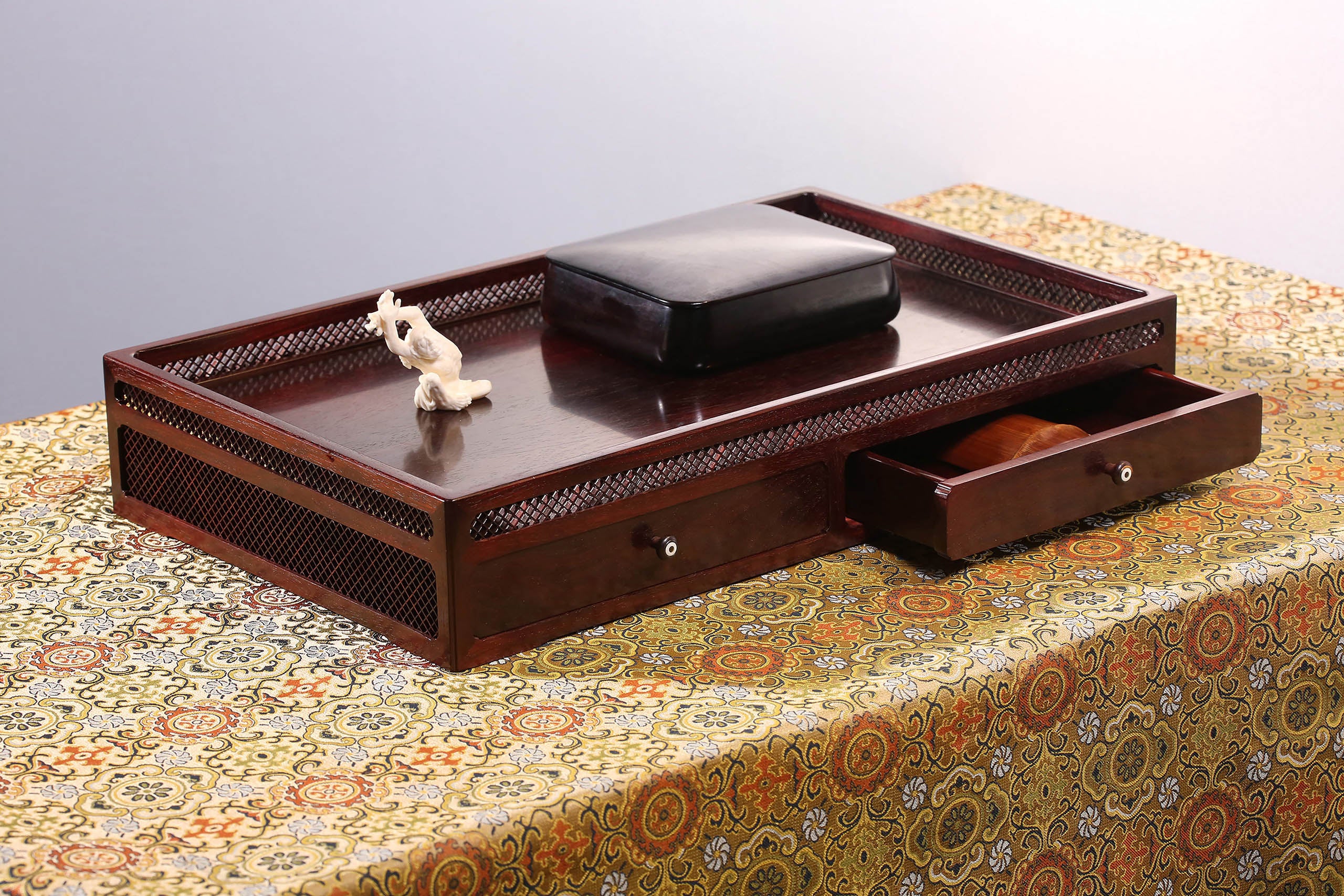 Small-leaf sandalwood openwork grid plate
