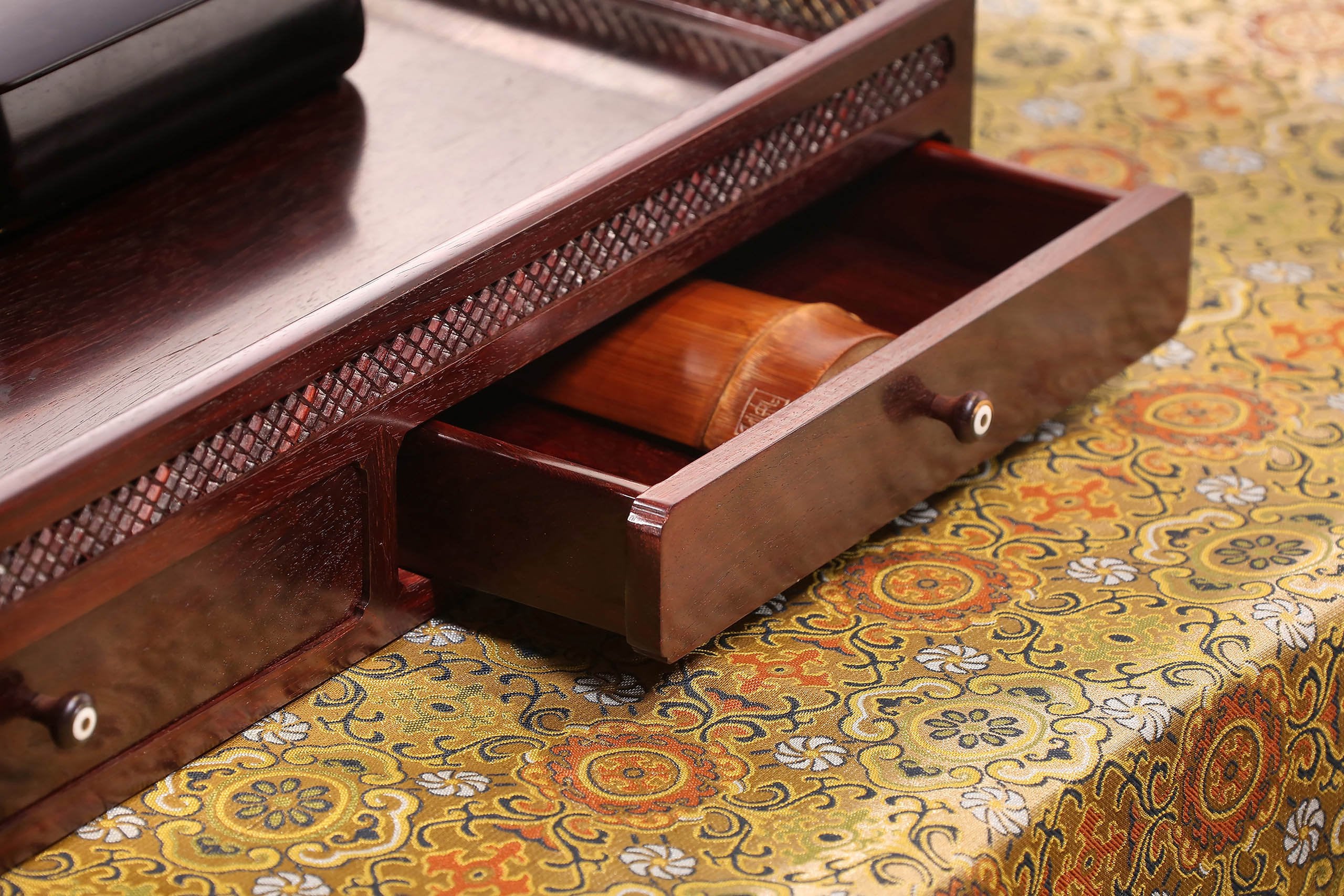 Small-leaf sandalwood openwork grid plate