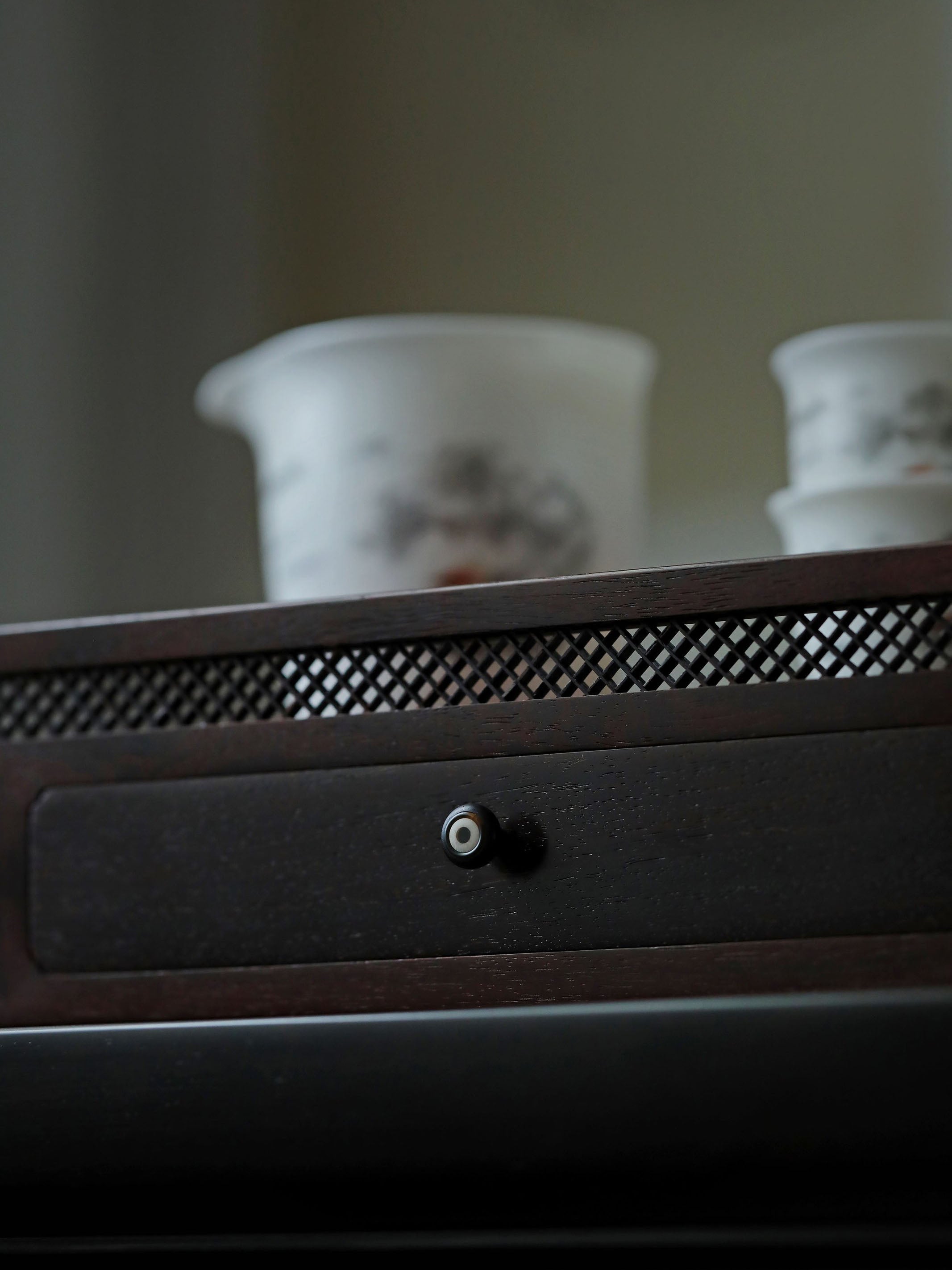 Small-leaf sandalwood openwork grid plate