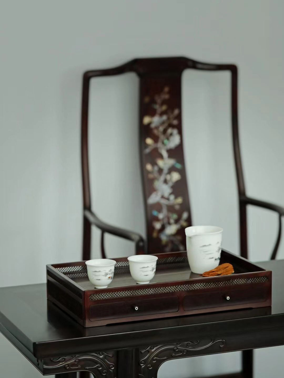 Small-leaf sandalwood openwork grid plate