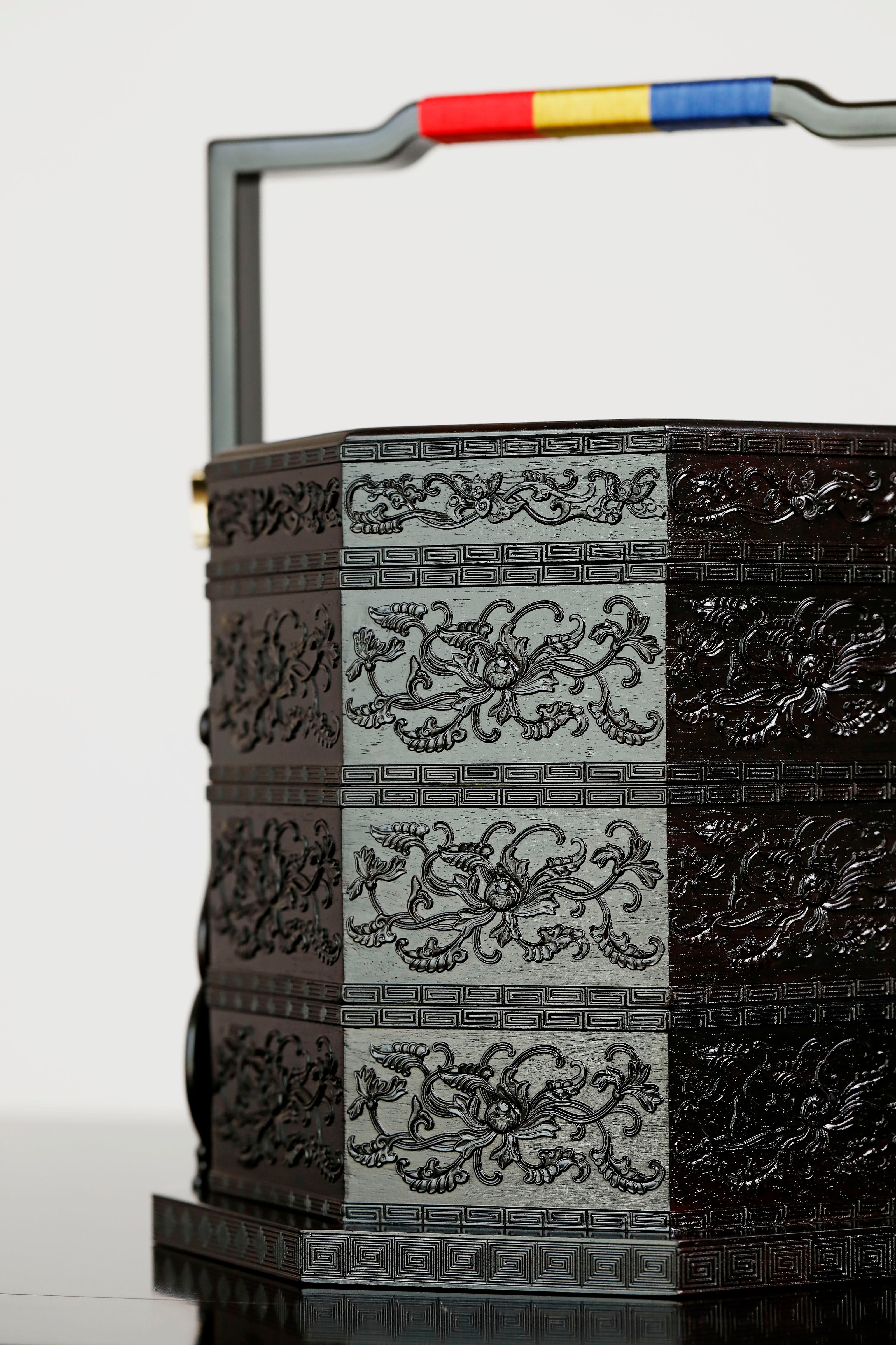 紫光檀嵌螺钿西番莲纹八角提盒