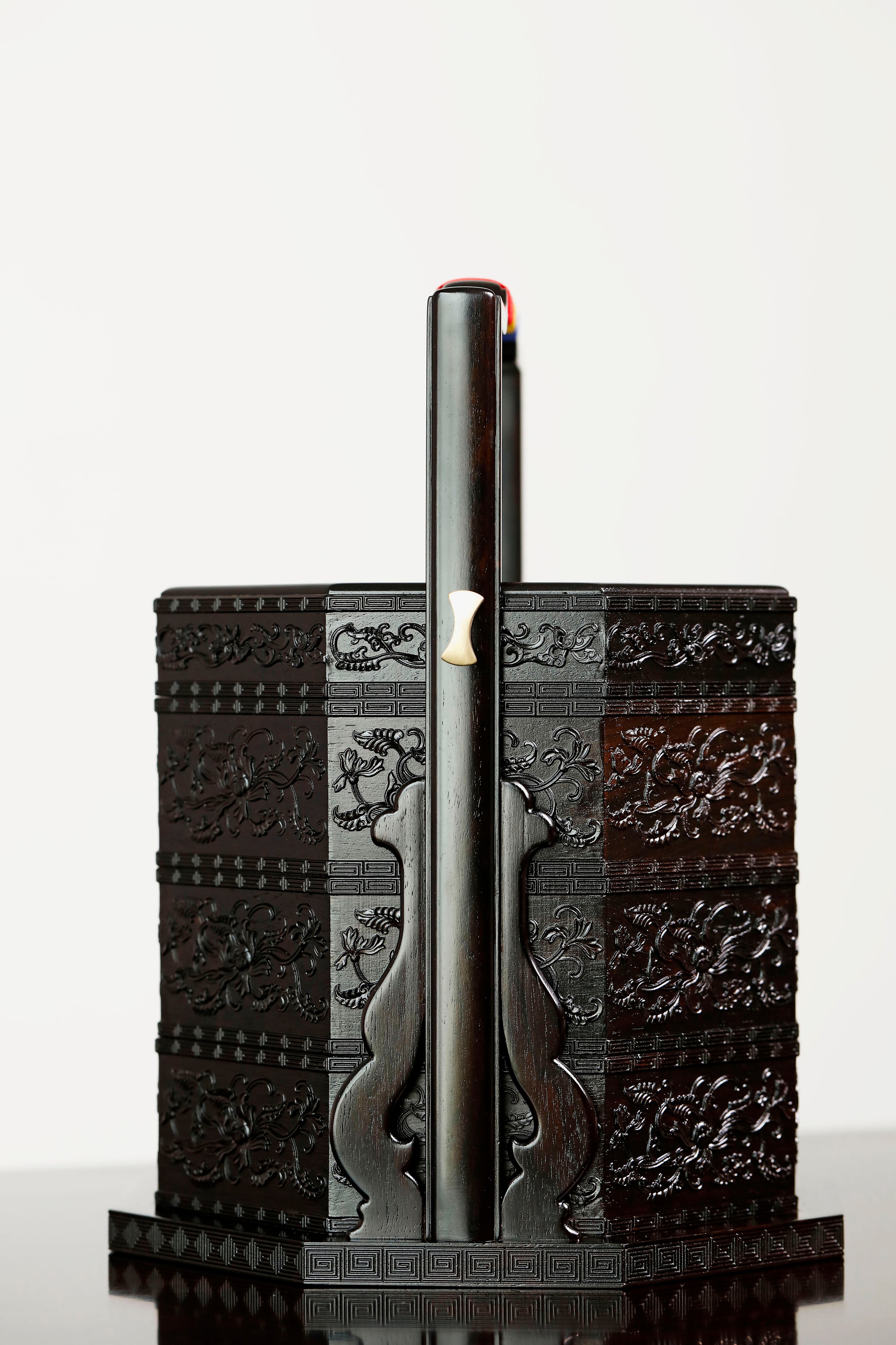 紫光檀嵌螺钿西番莲纹八角提盒