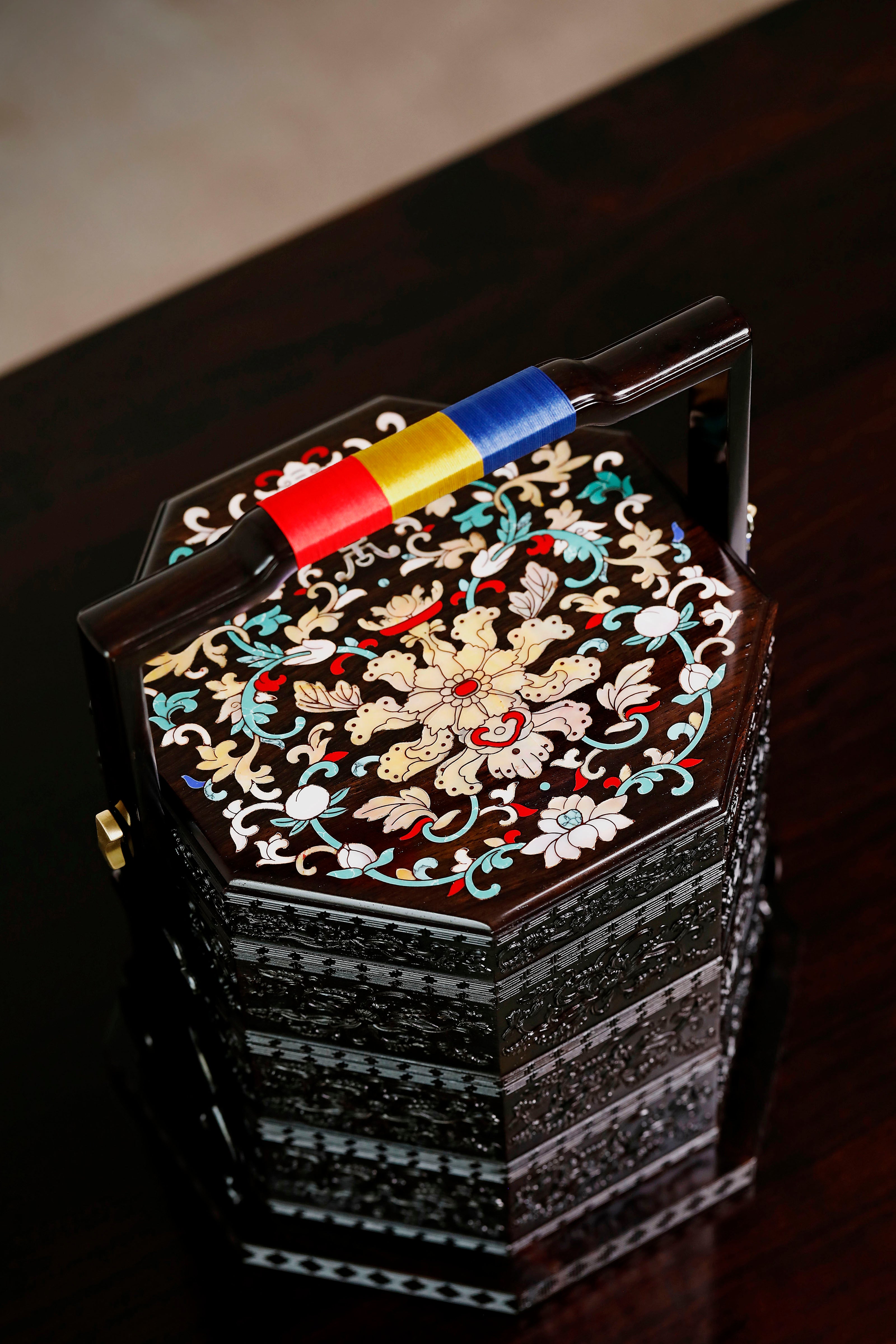 紫光檀嵌螺钿西番莲纹八角提盒