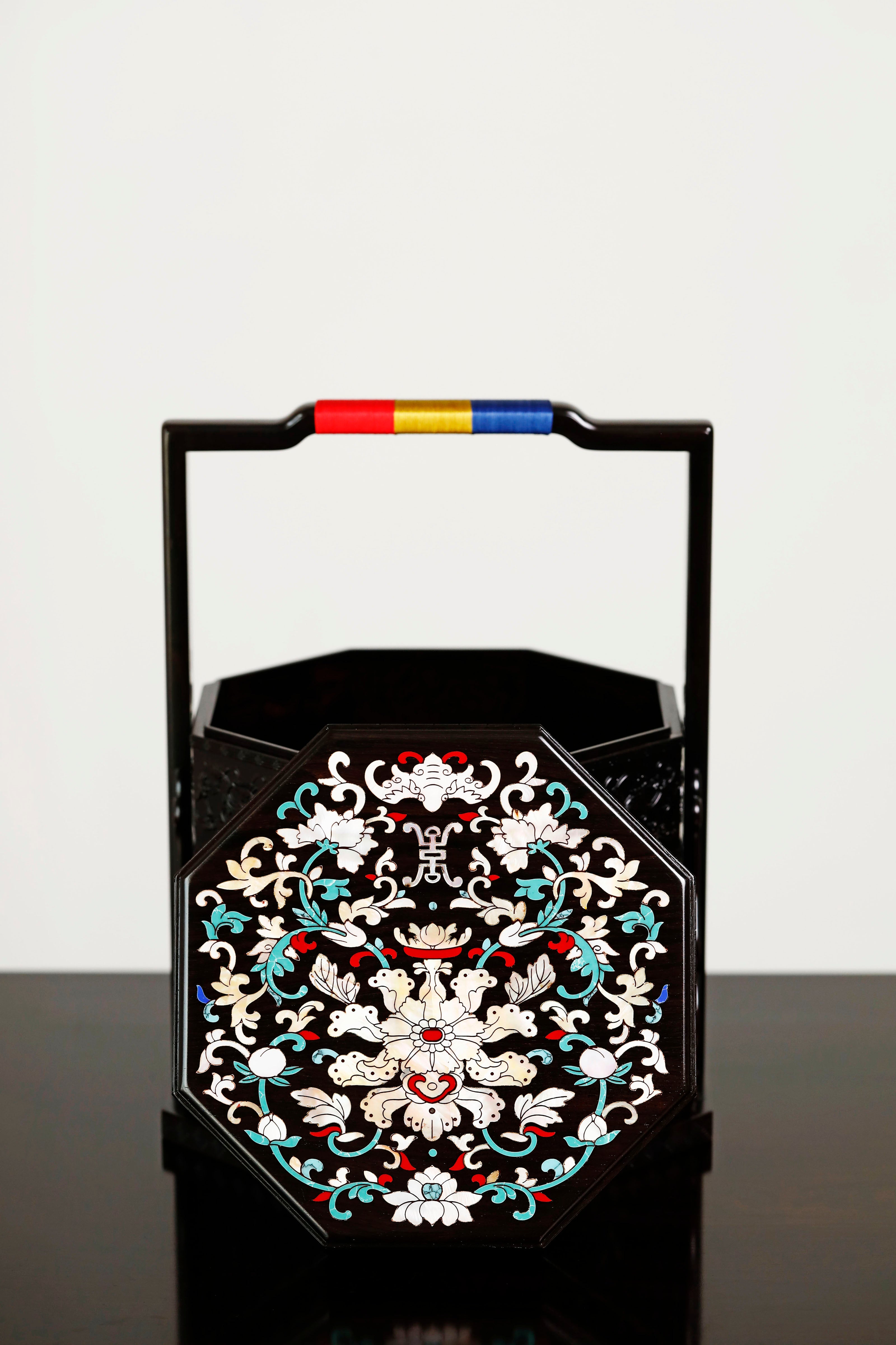 紫光檀嵌螺钿西番莲纹八角提盒