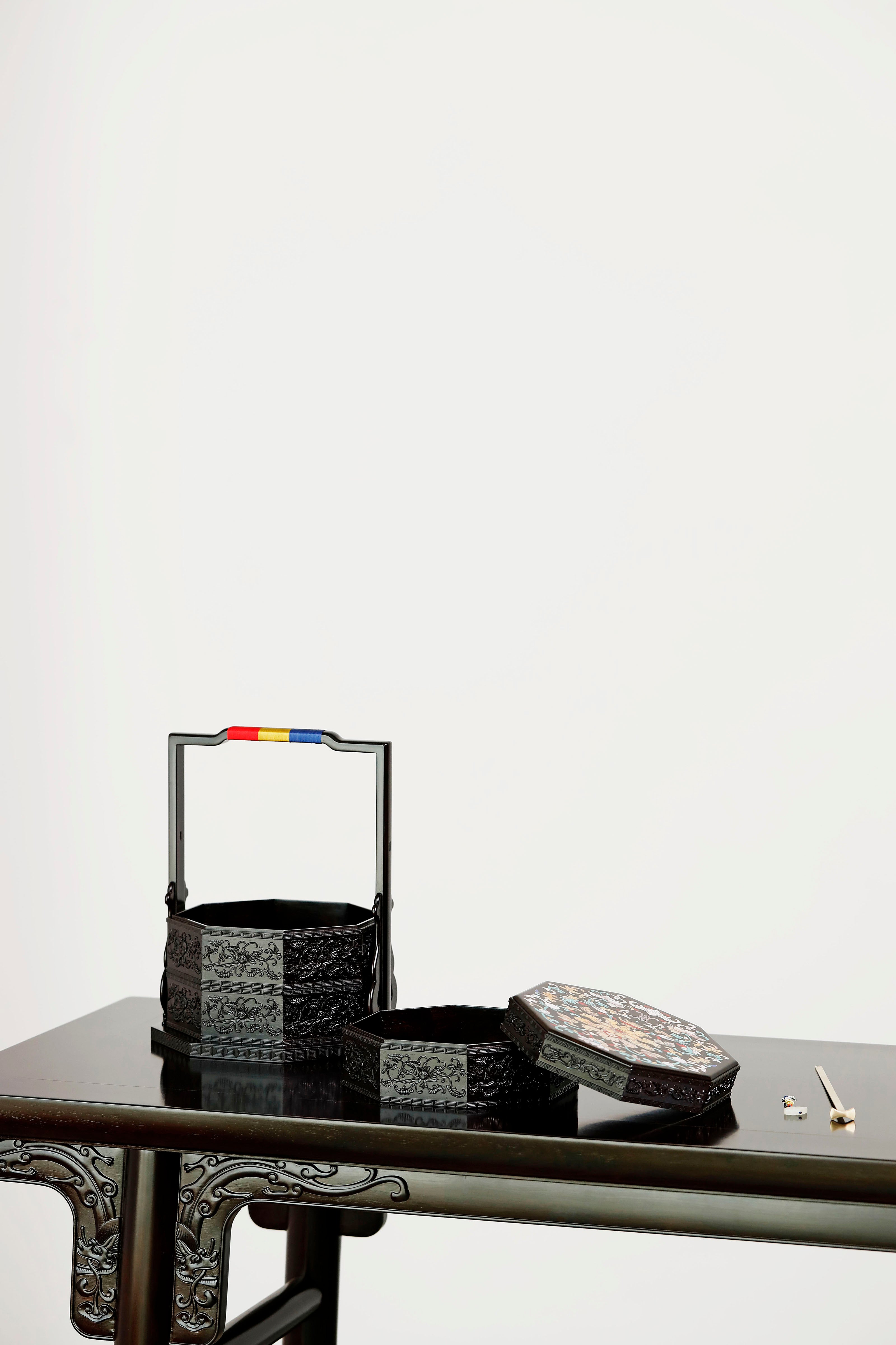 紫光檀嵌螺钿西番莲纹八角提盒