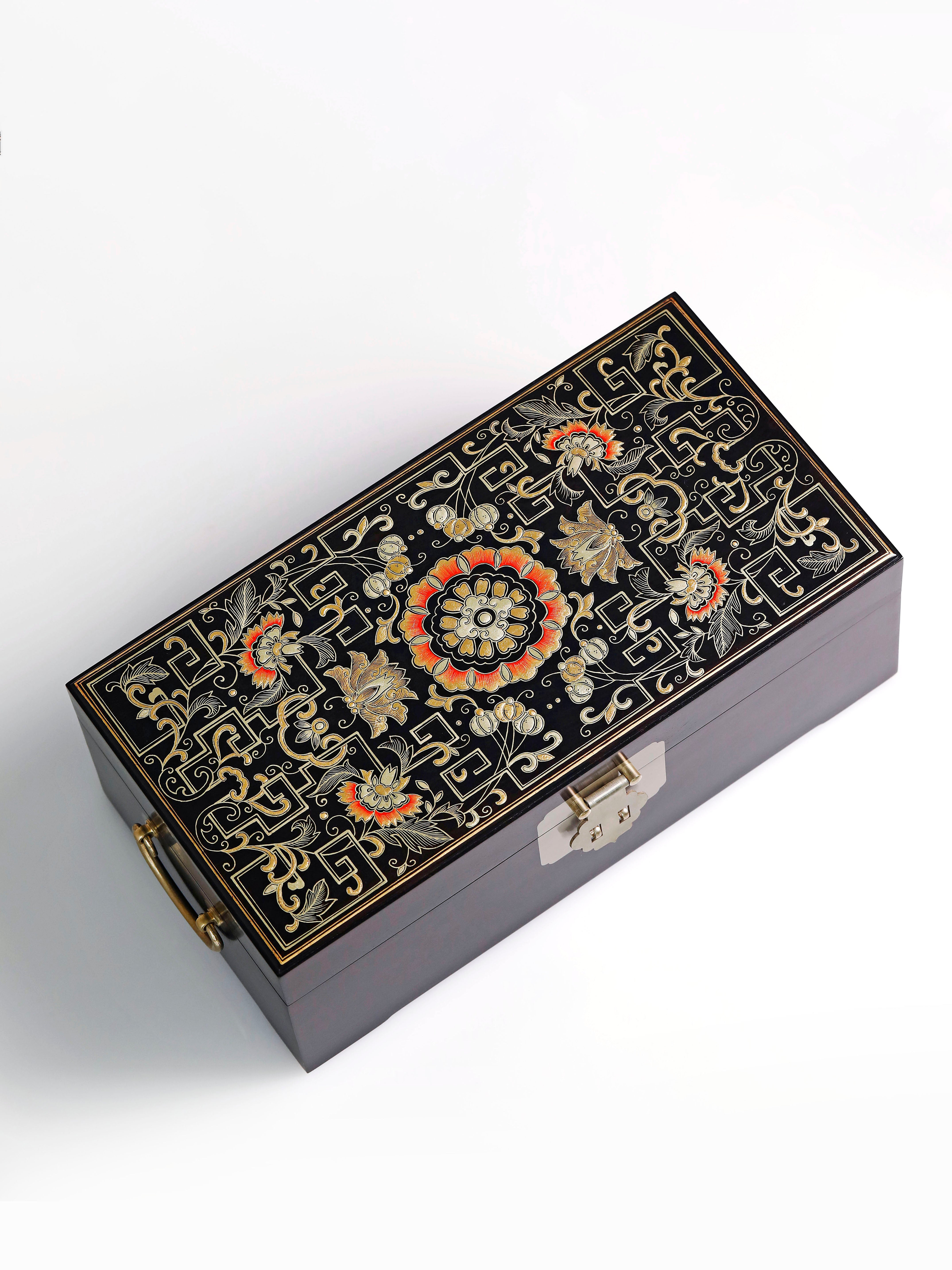 Purple sandalwood lingzhi ruyi/passionflower gold-painted box