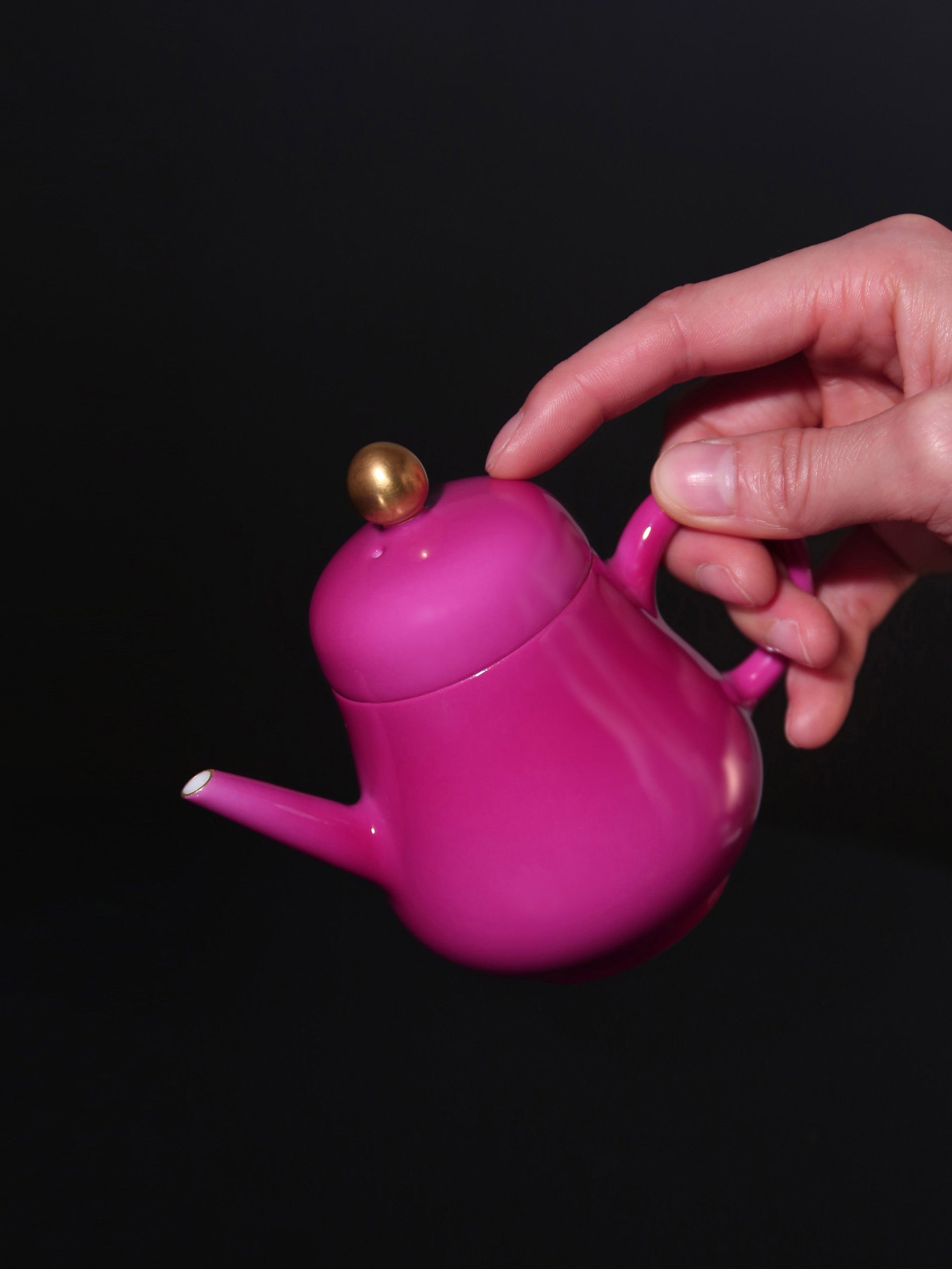 Gold-Buttoned Rouge Horizontal Pot