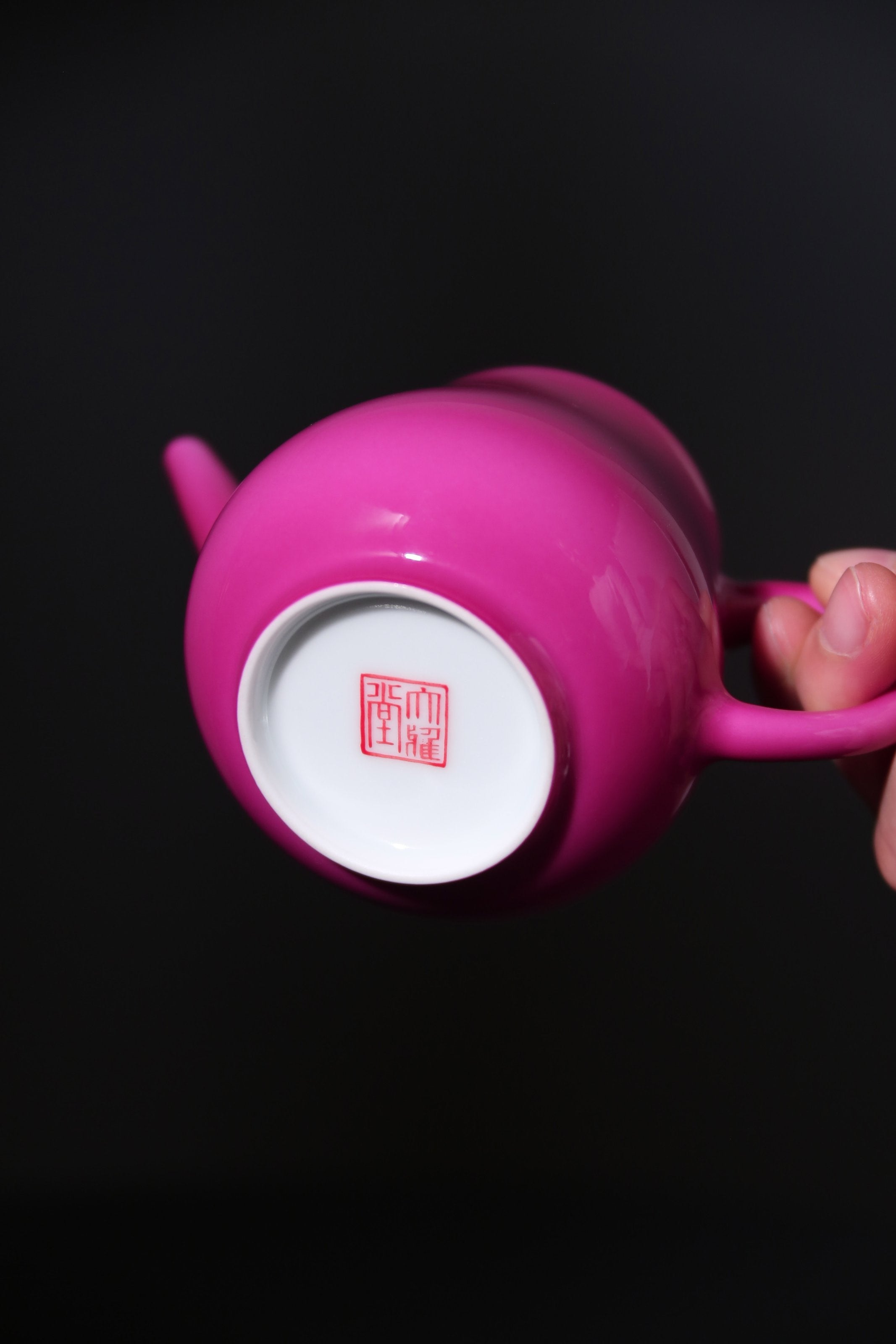 Gold-Buttoned Rouge Horizontal Pot