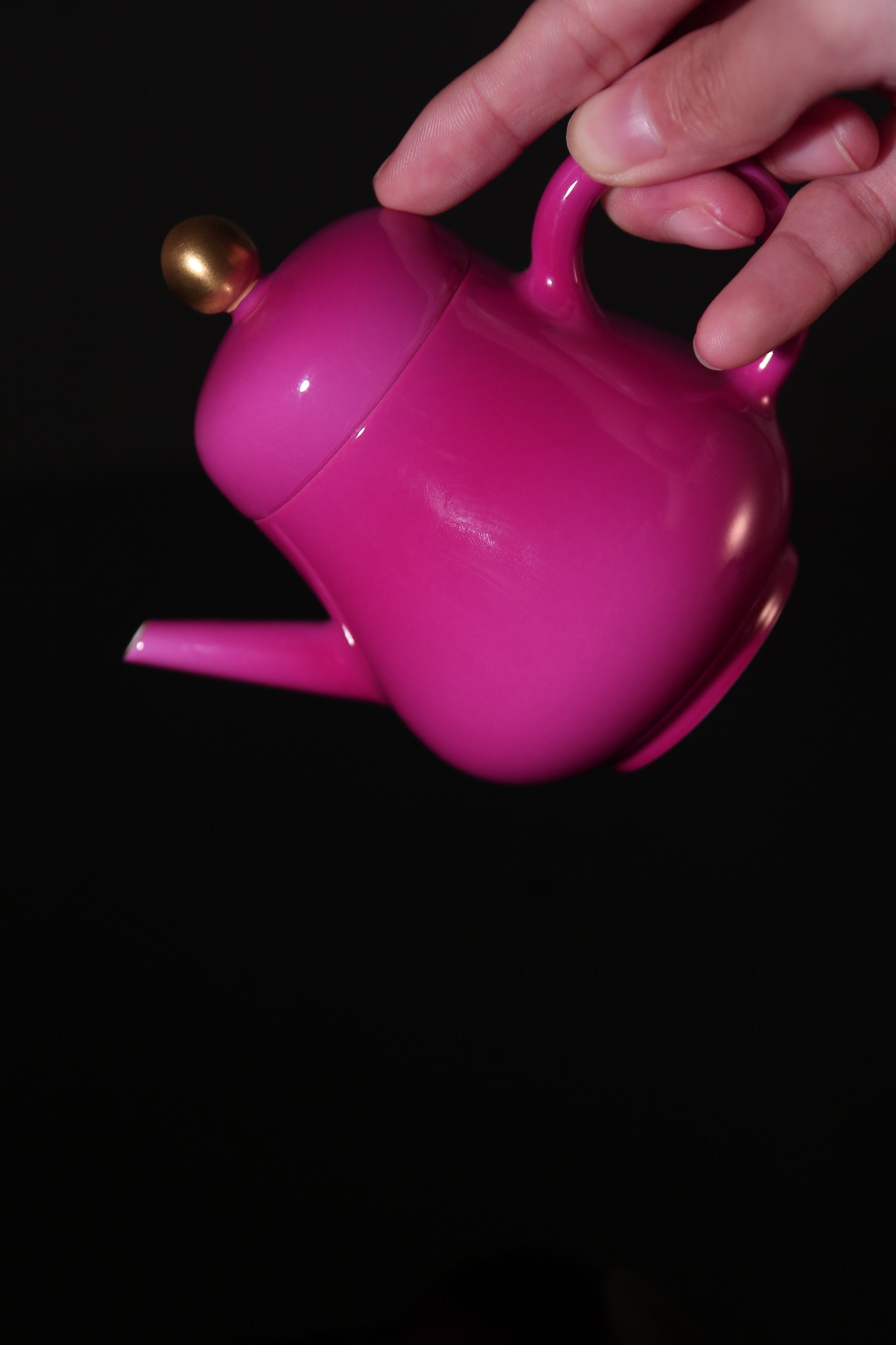 Gold-Buttoned Rouge Horizontal Pot