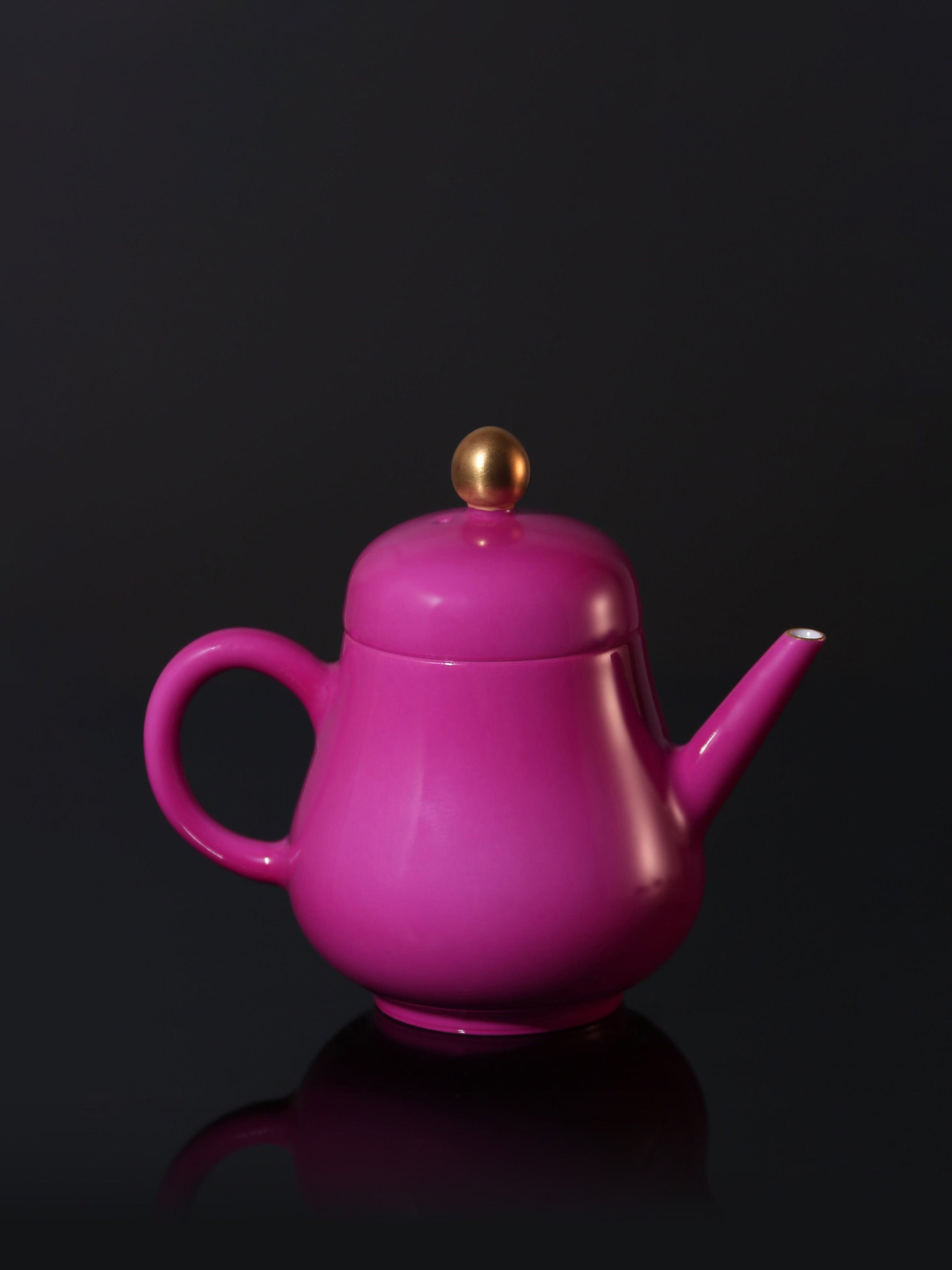 Gold-Buttoned Rouge Horizontal Pot