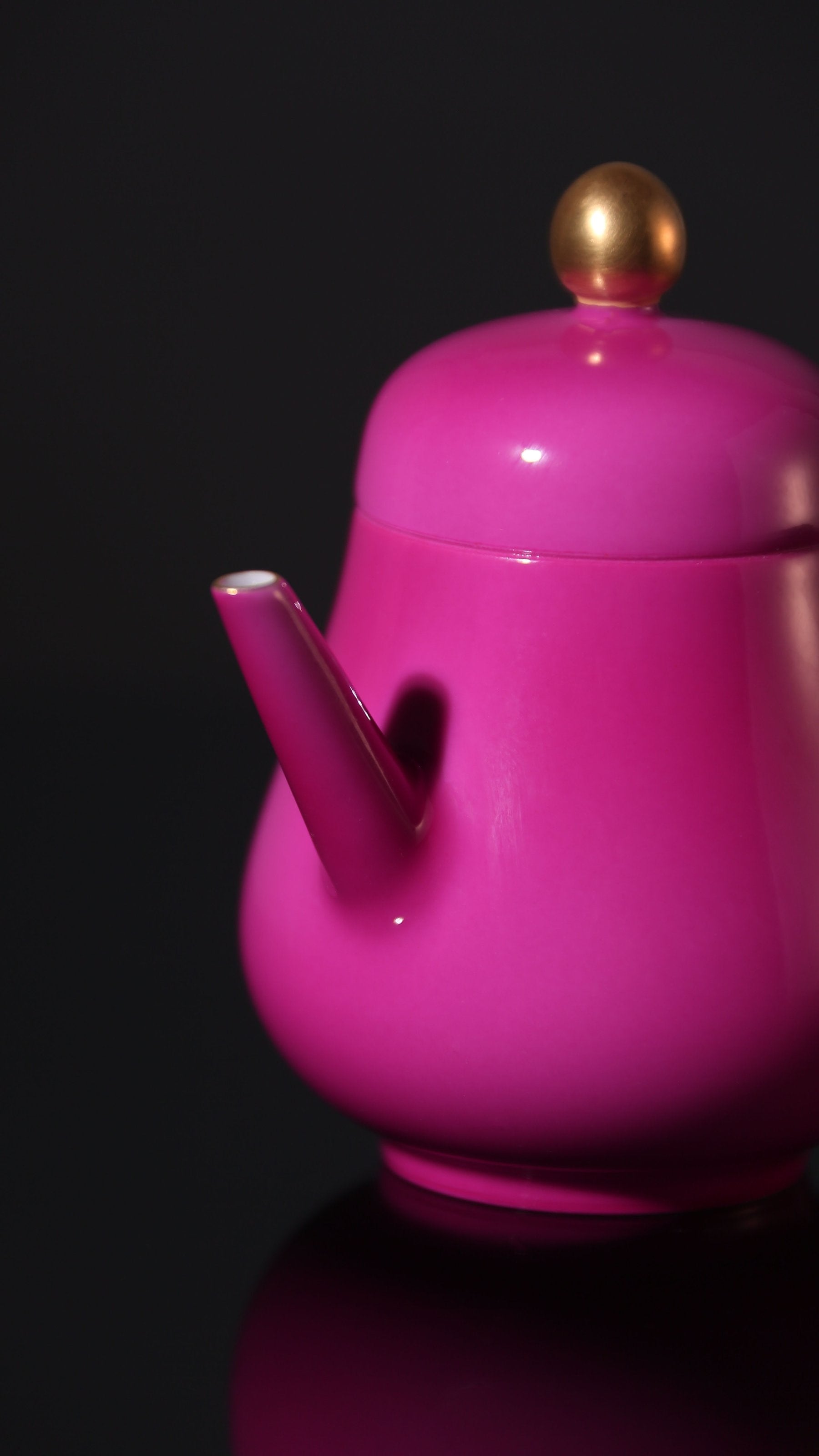 Gold-Buttoned Rouge Horizontal Pot