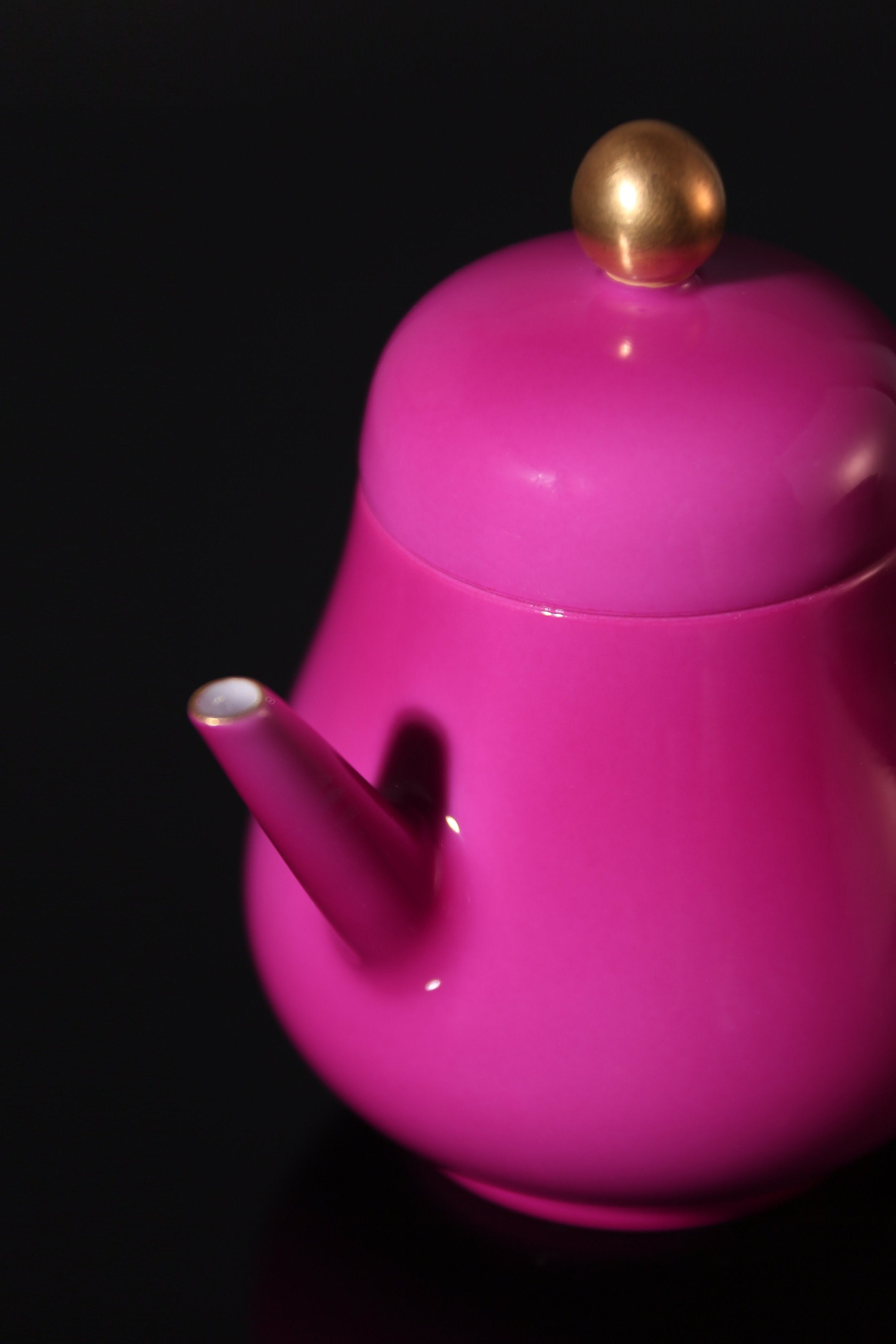 Gold-Buttoned Rouge Horizontal Pot