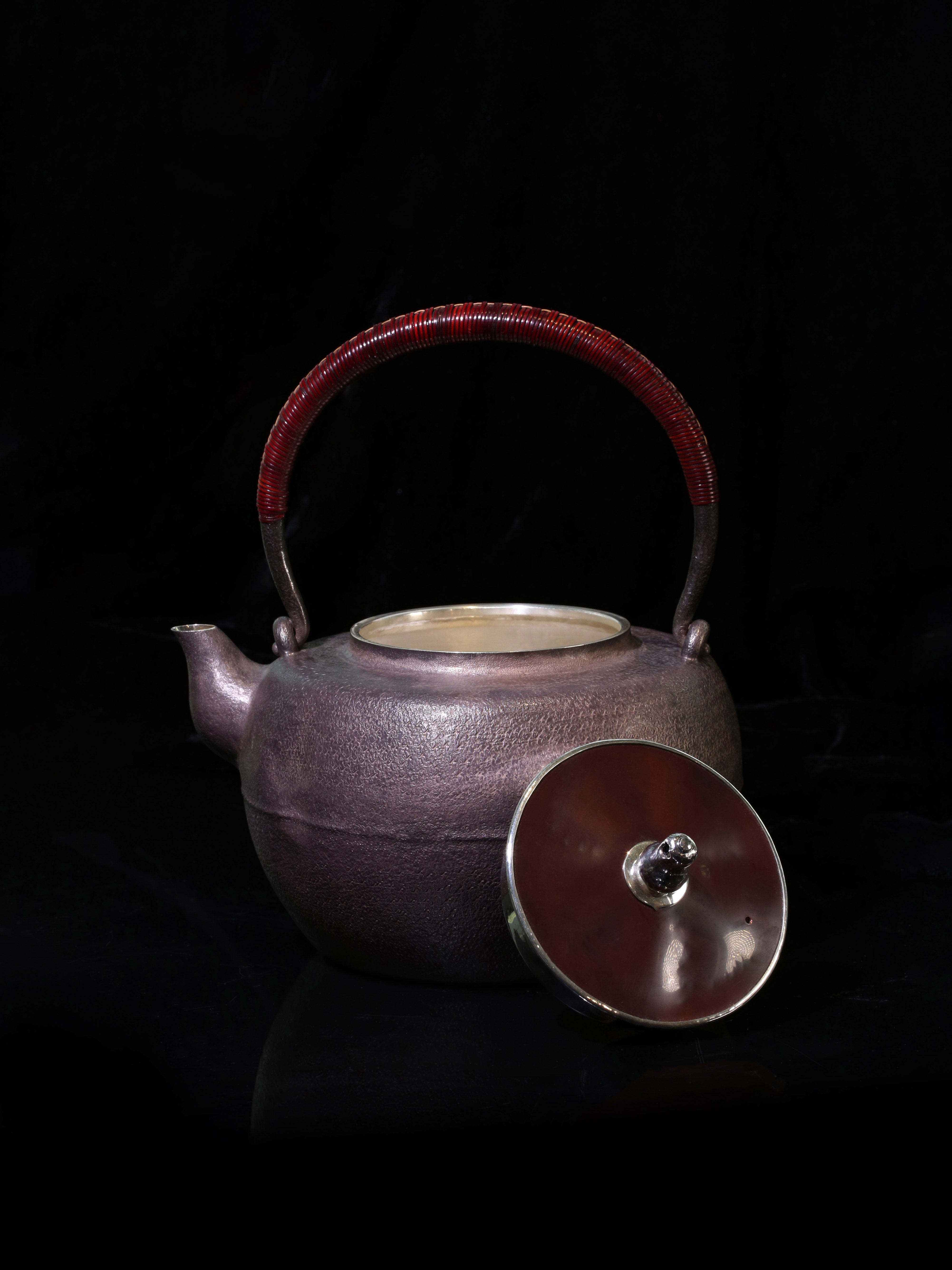 仿铸铁腰线纯银壶