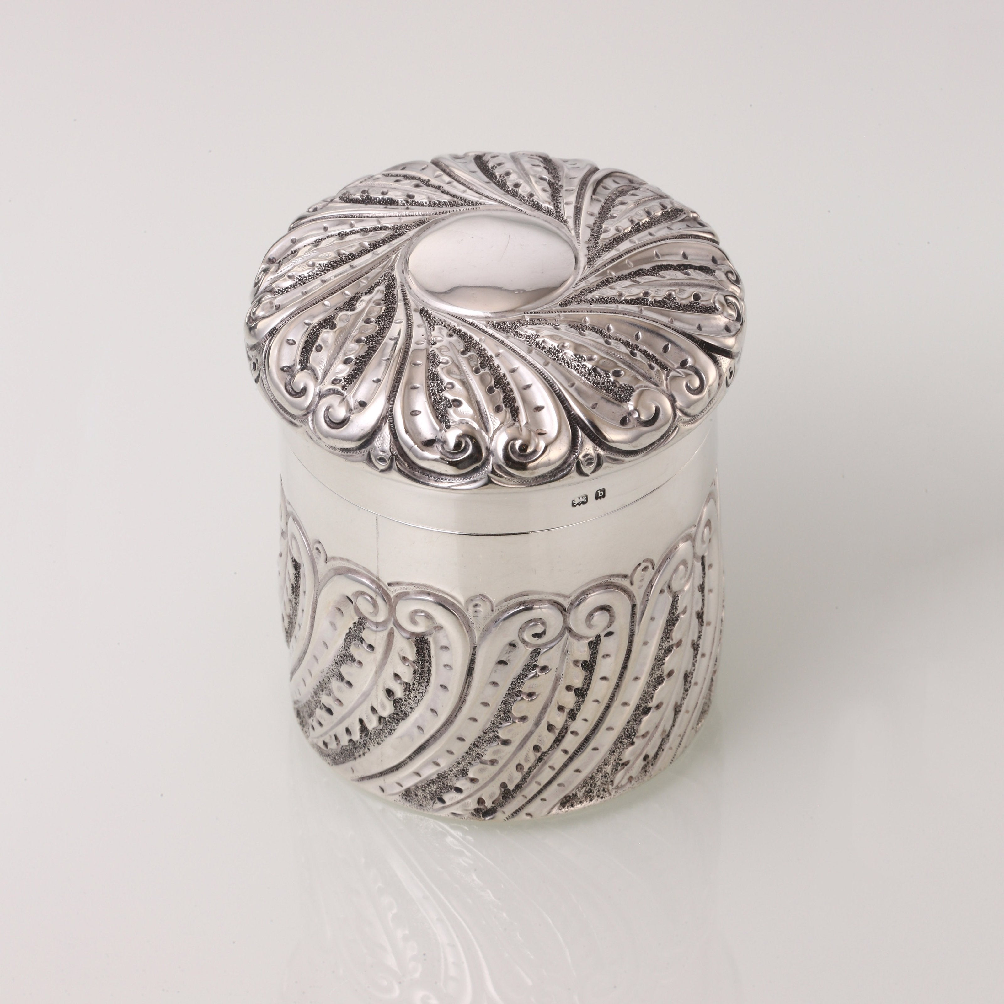 1901年英国纯银卷草纹茶叶罐