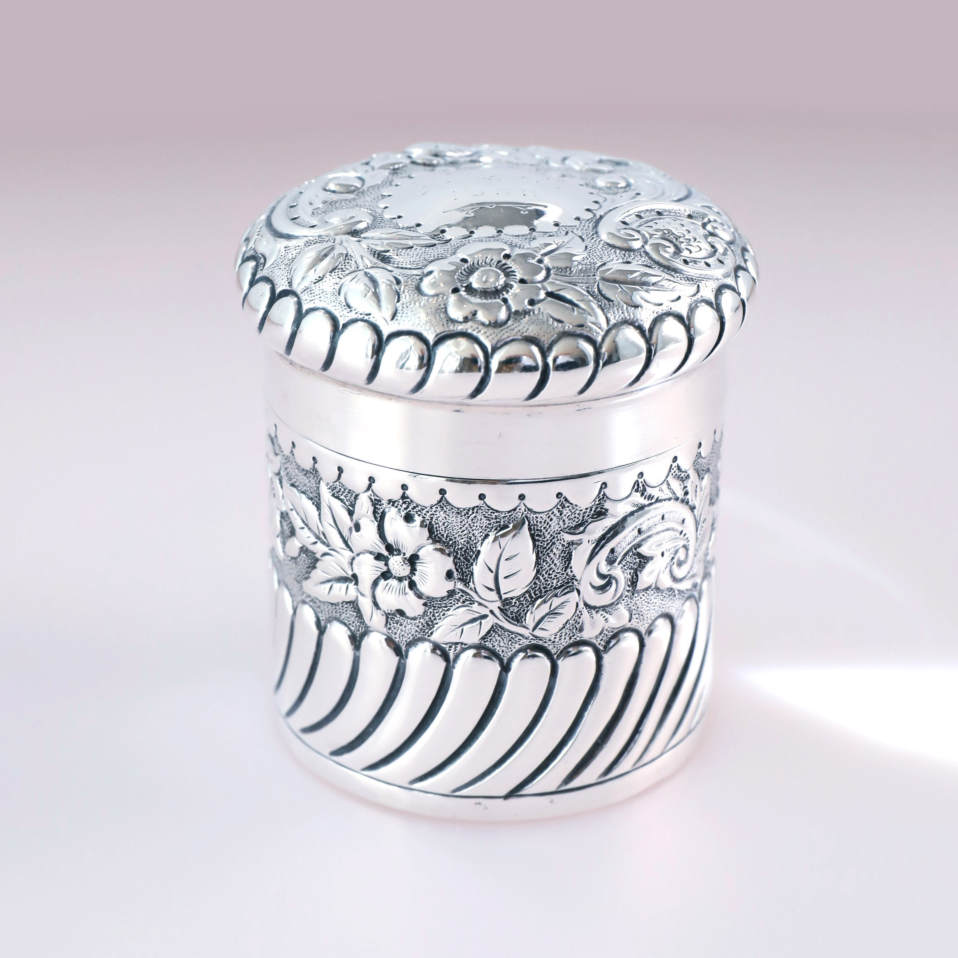 1898年英国纯银 卷草纹花卉茶叶罐