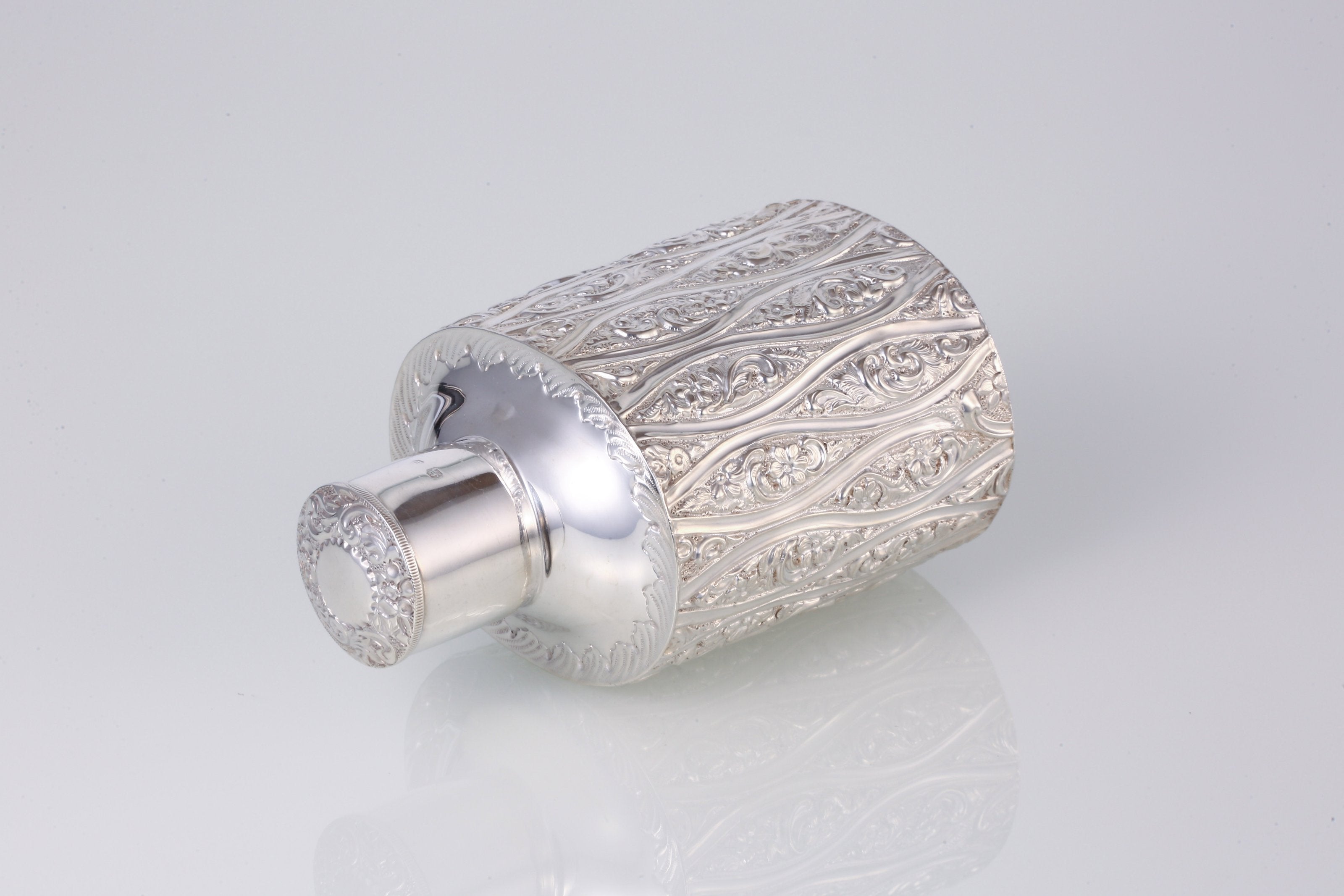 1896年英国纯银浮雕茶叶罐