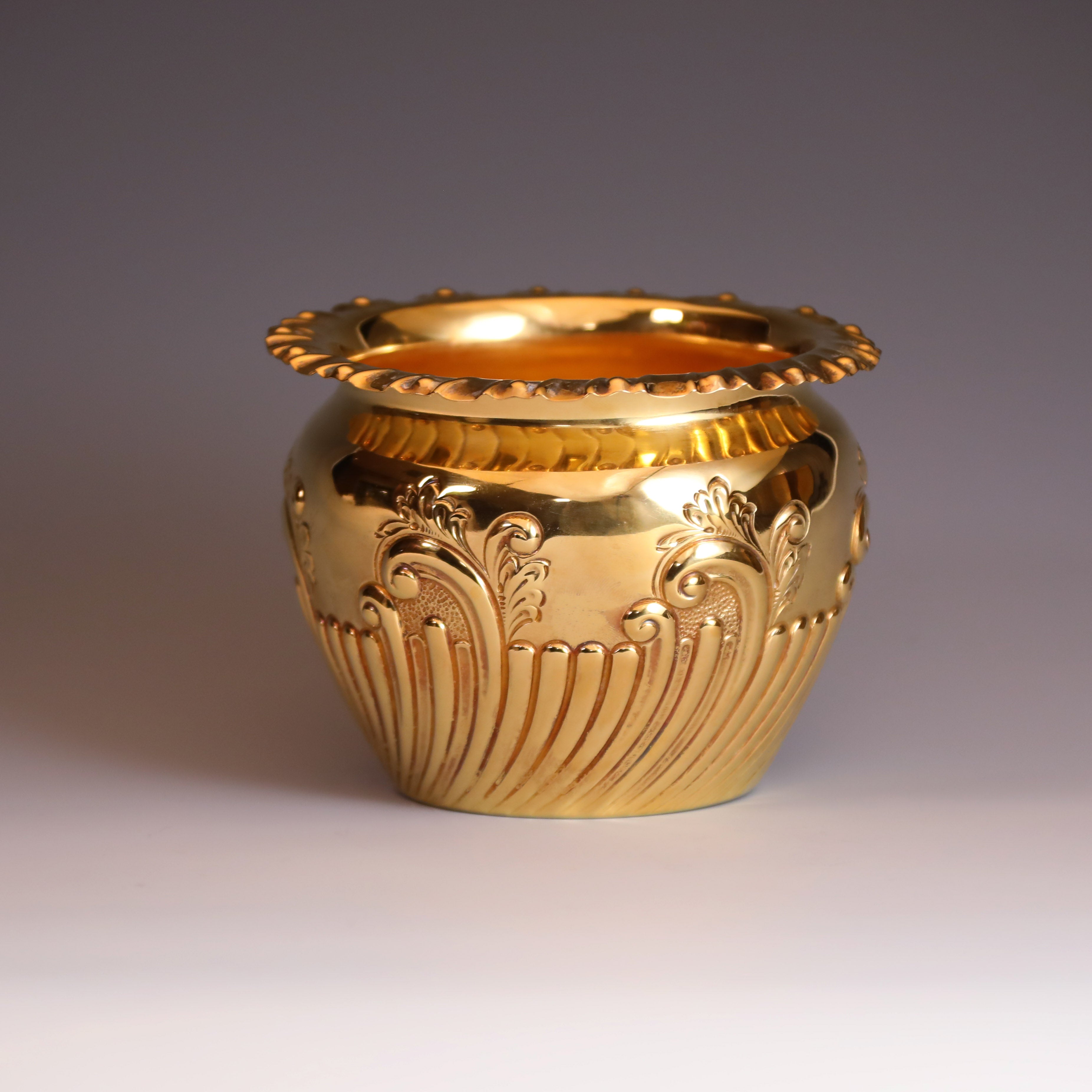 英国谢菲尔德1904-1905年之间纯银鎏金卷草纹水承