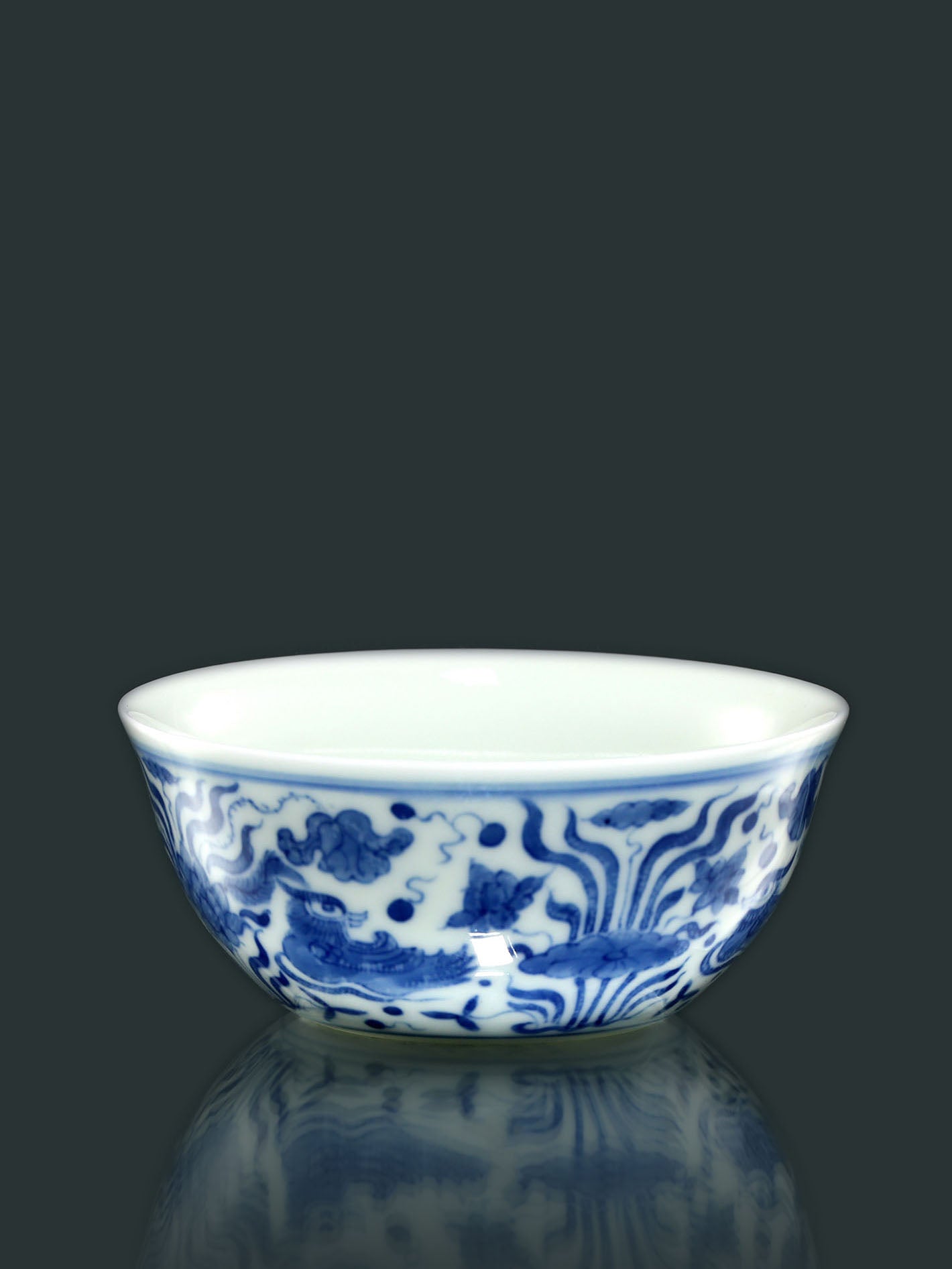 水池藻纹卧足杯