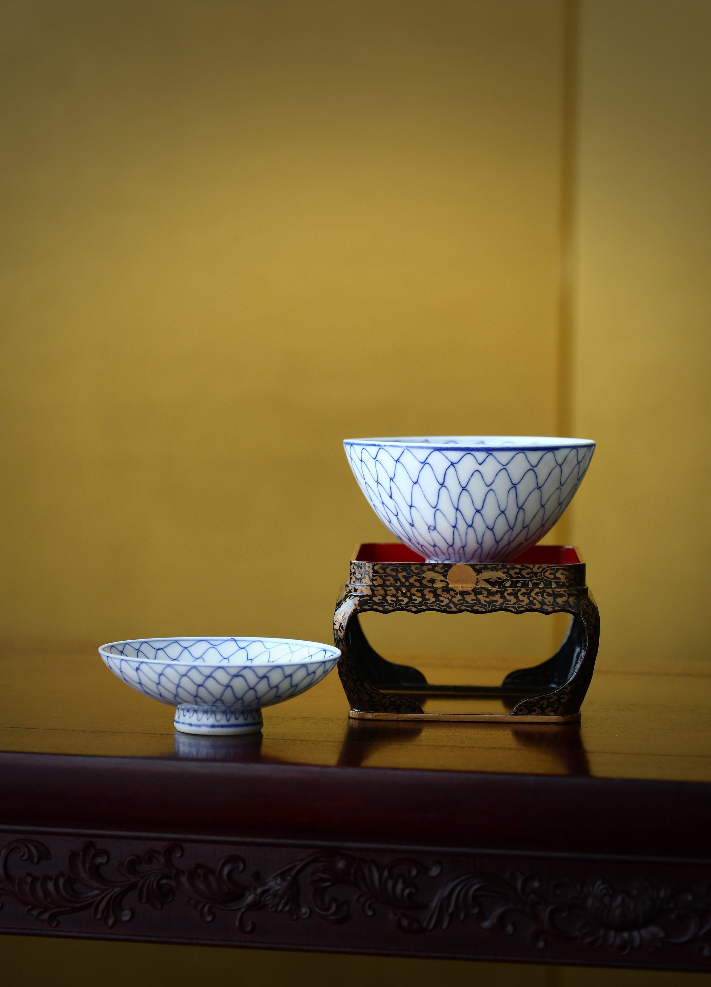 渔网纹青花盖碗/莳绘漆托