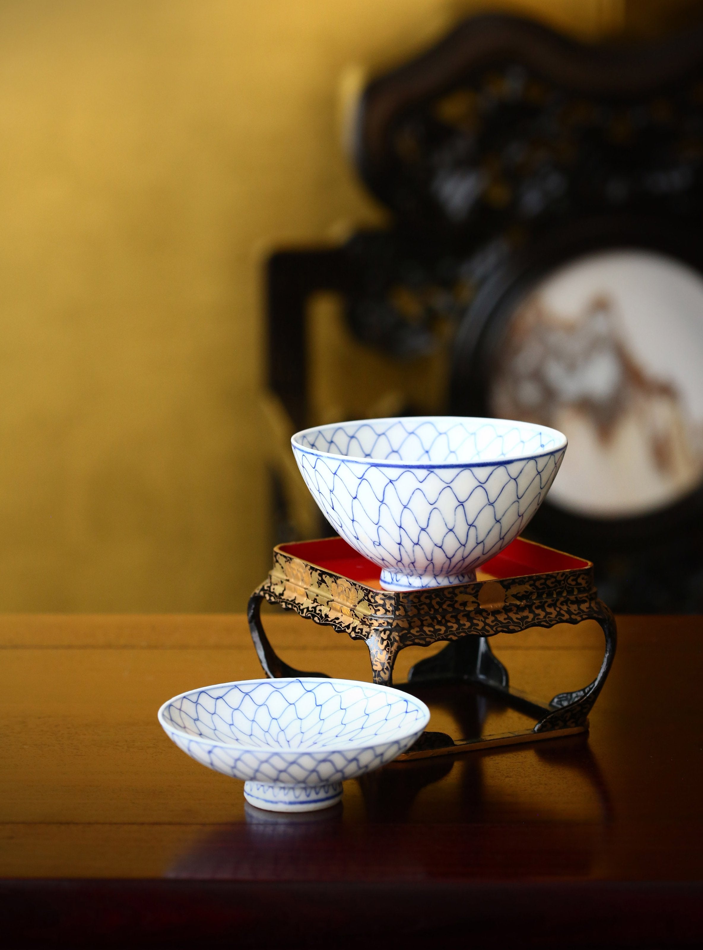 渔网纹青花盖碗/莳绘漆托