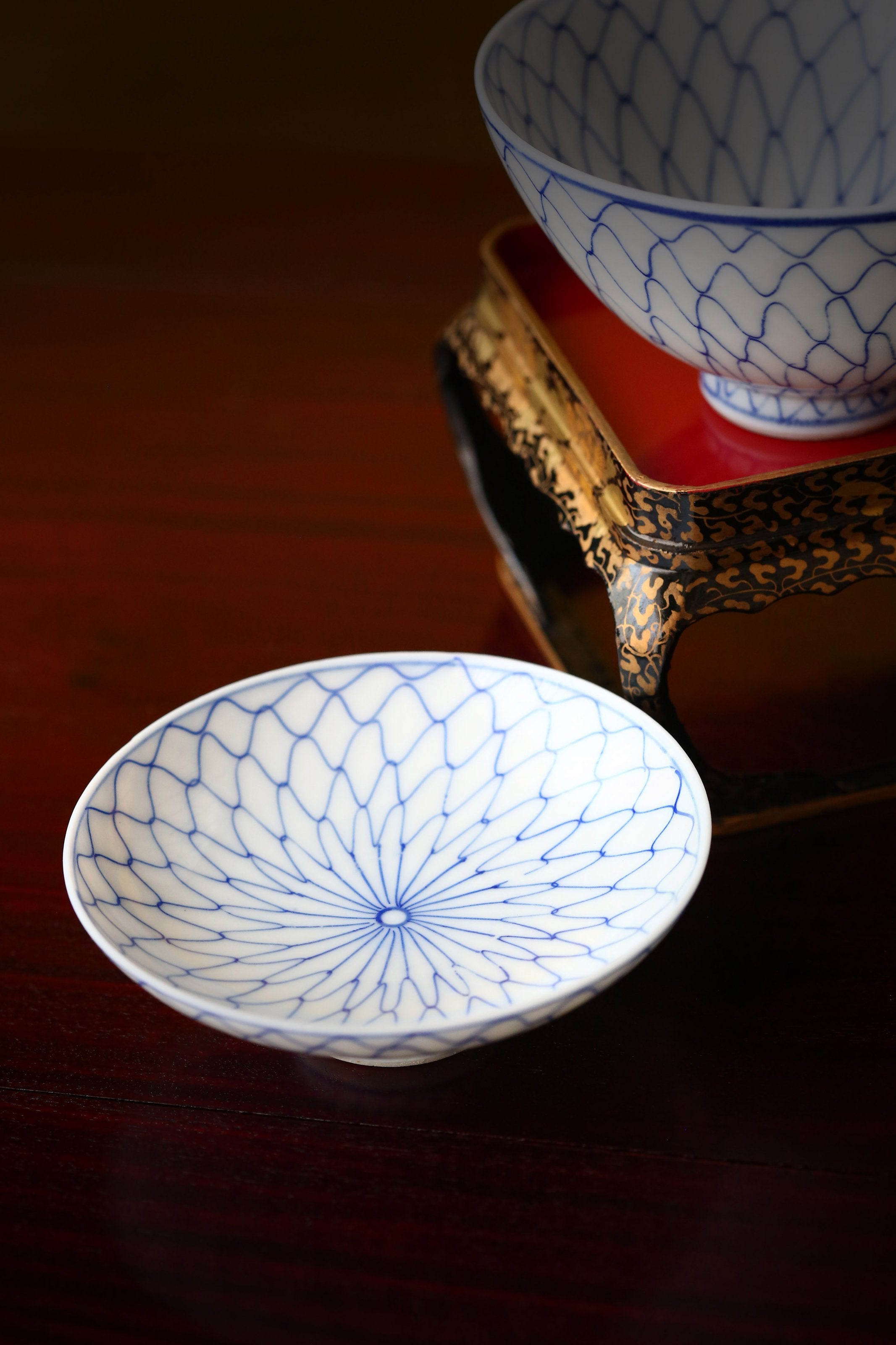 渔网纹青花盖碗/莳绘漆托